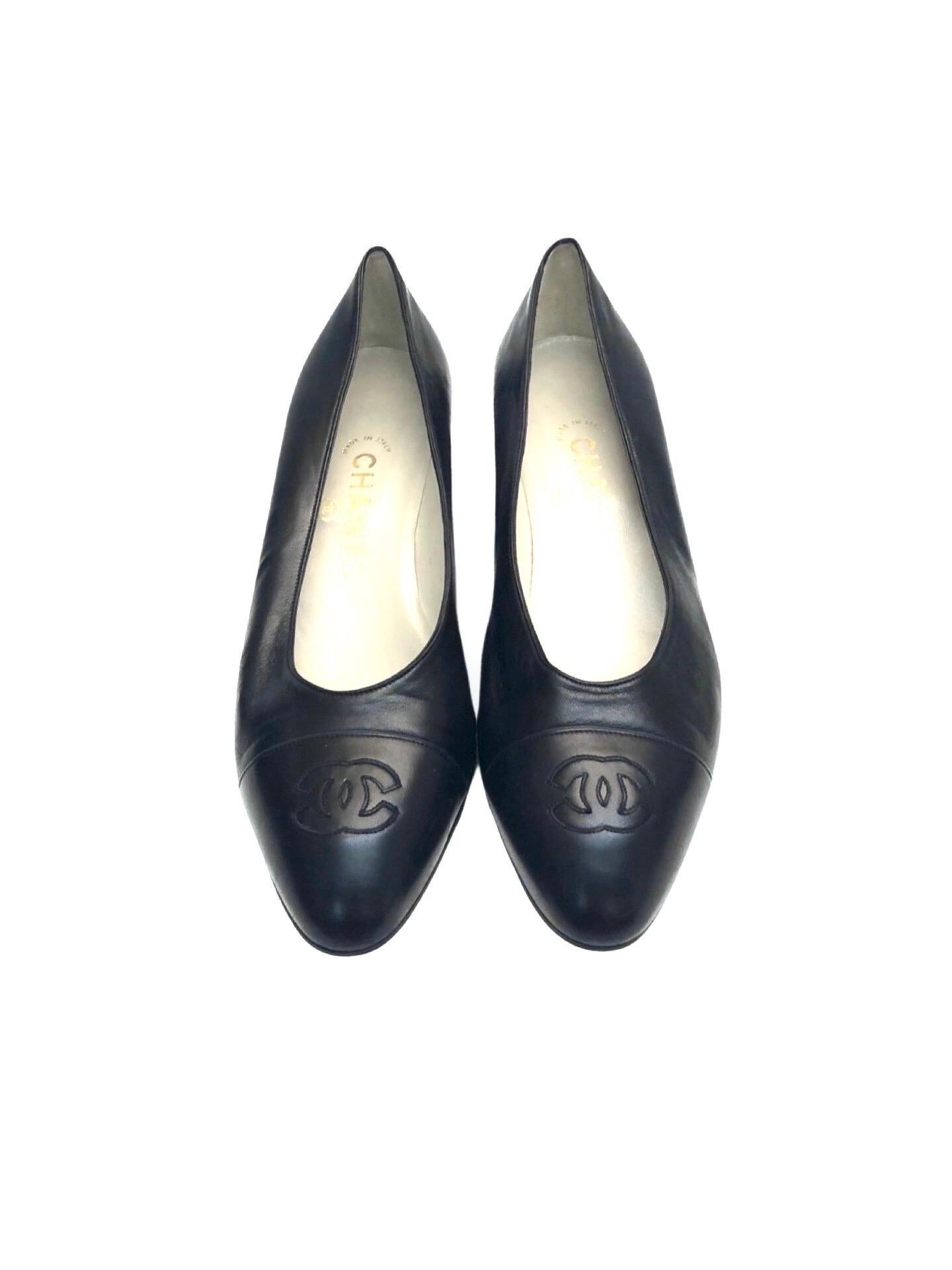 - Chaussures Chanel vintage des années 90 en cuir d'agneau noir. 

- Logo 