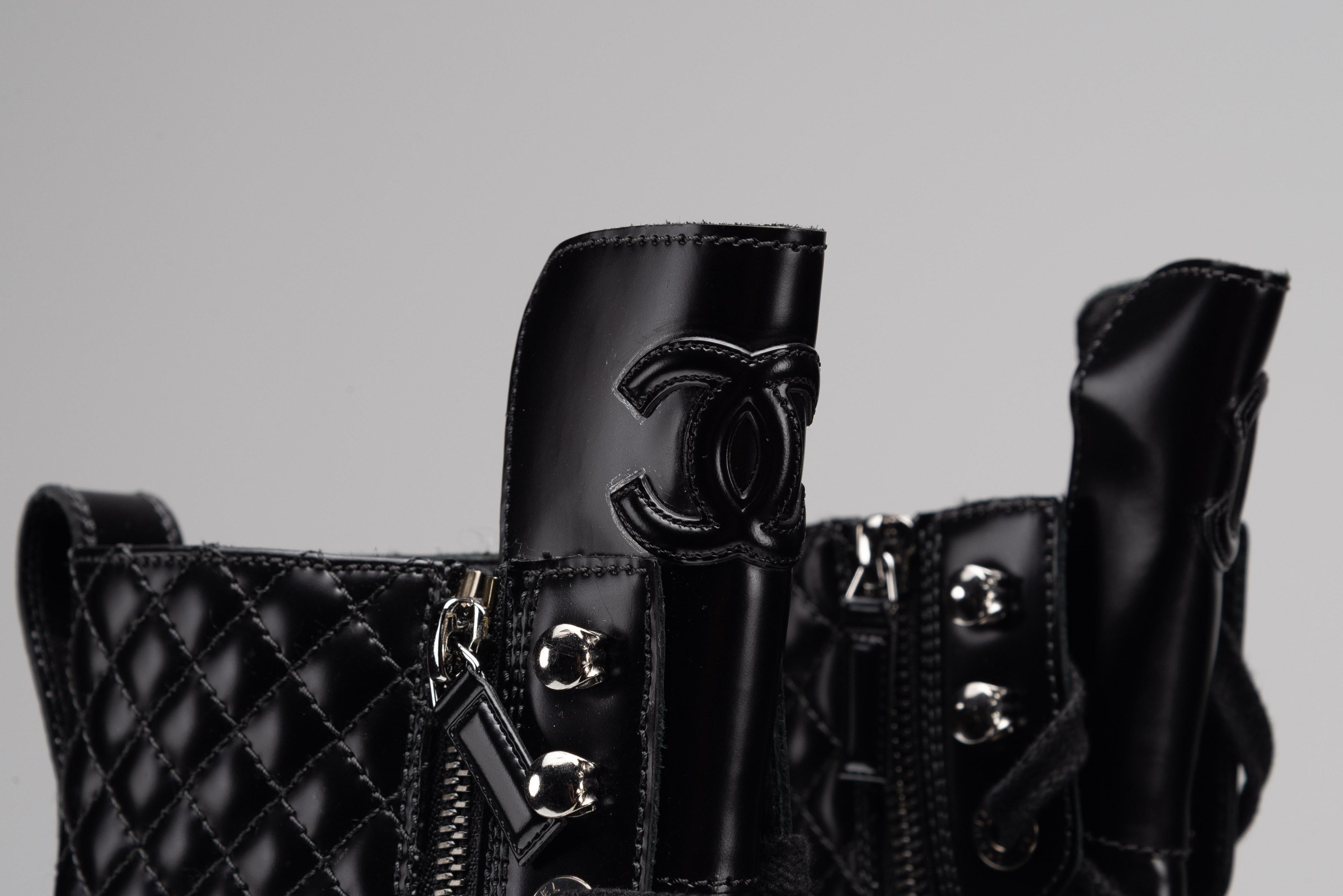 Chanel CC Bottes de combat en cuir noir Taille 40 en vente 6
