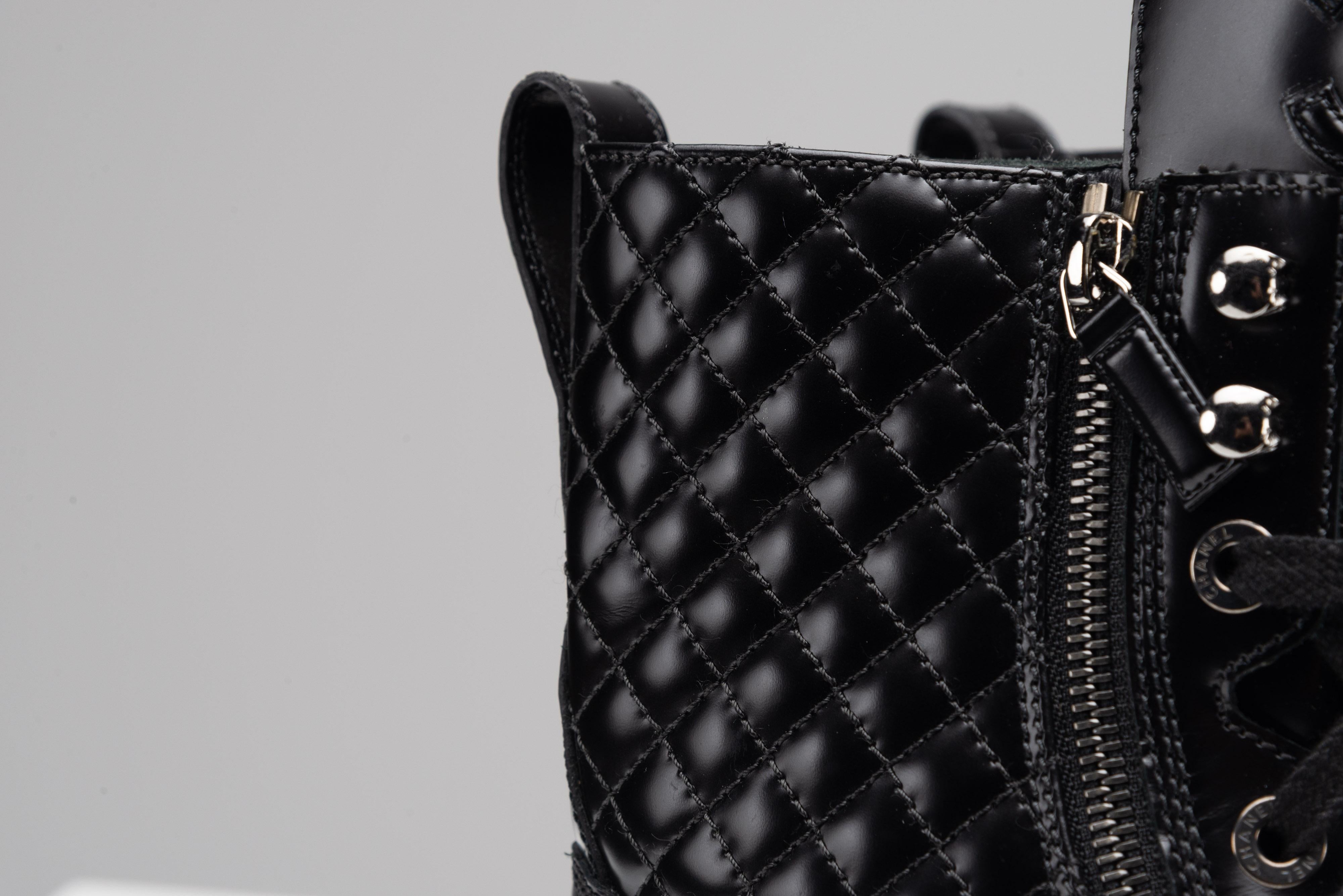 Chanel CC Schwarze Combat Stiefel aus Leder Größe 40 im Angebot 7