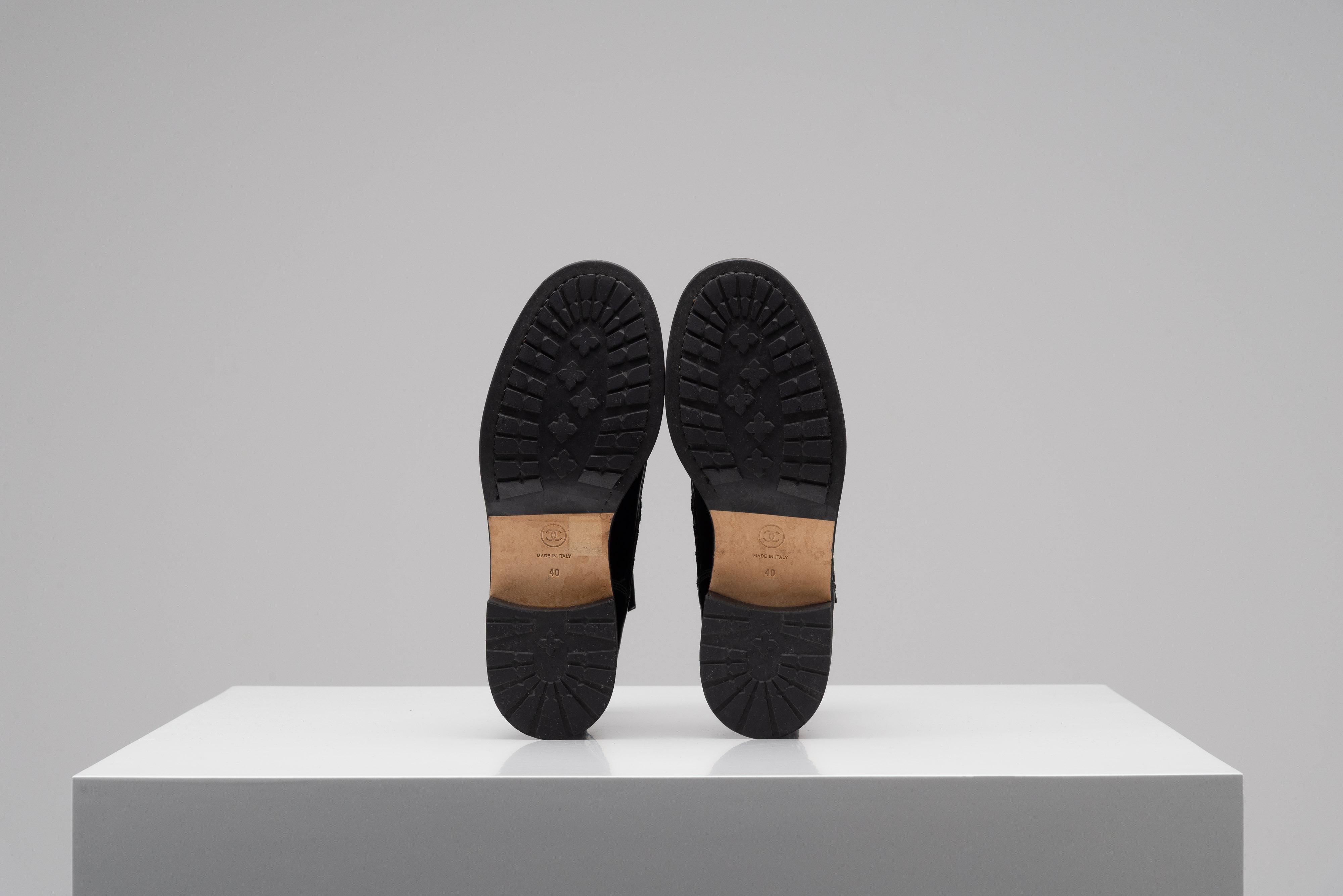 Chanel CC Schwarze Combat Stiefel aus Leder Größe 40 im Angebot 9
