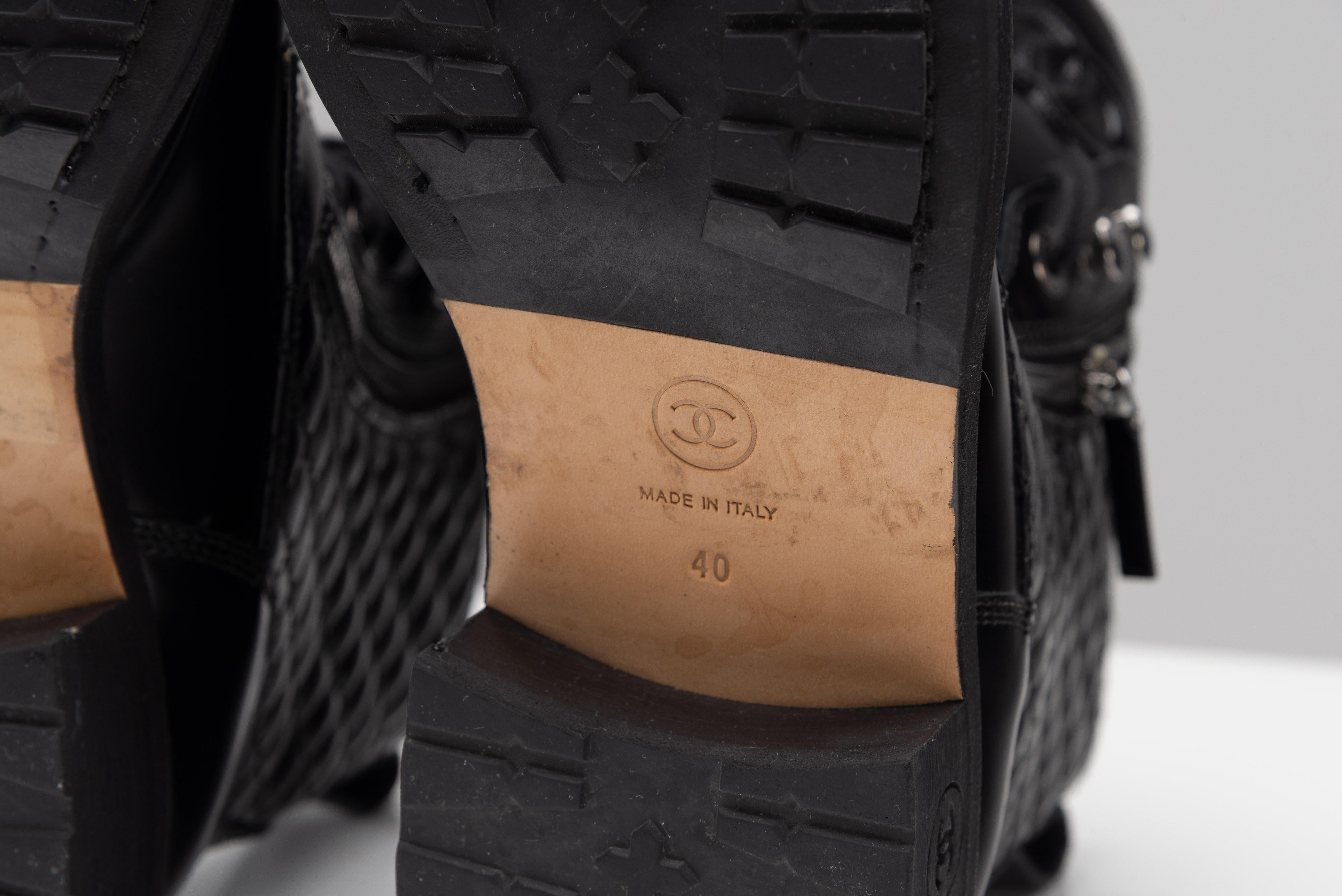 Chanel CC Schwarze Combat Stiefel aus Leder Größe 40 im Angebot 10