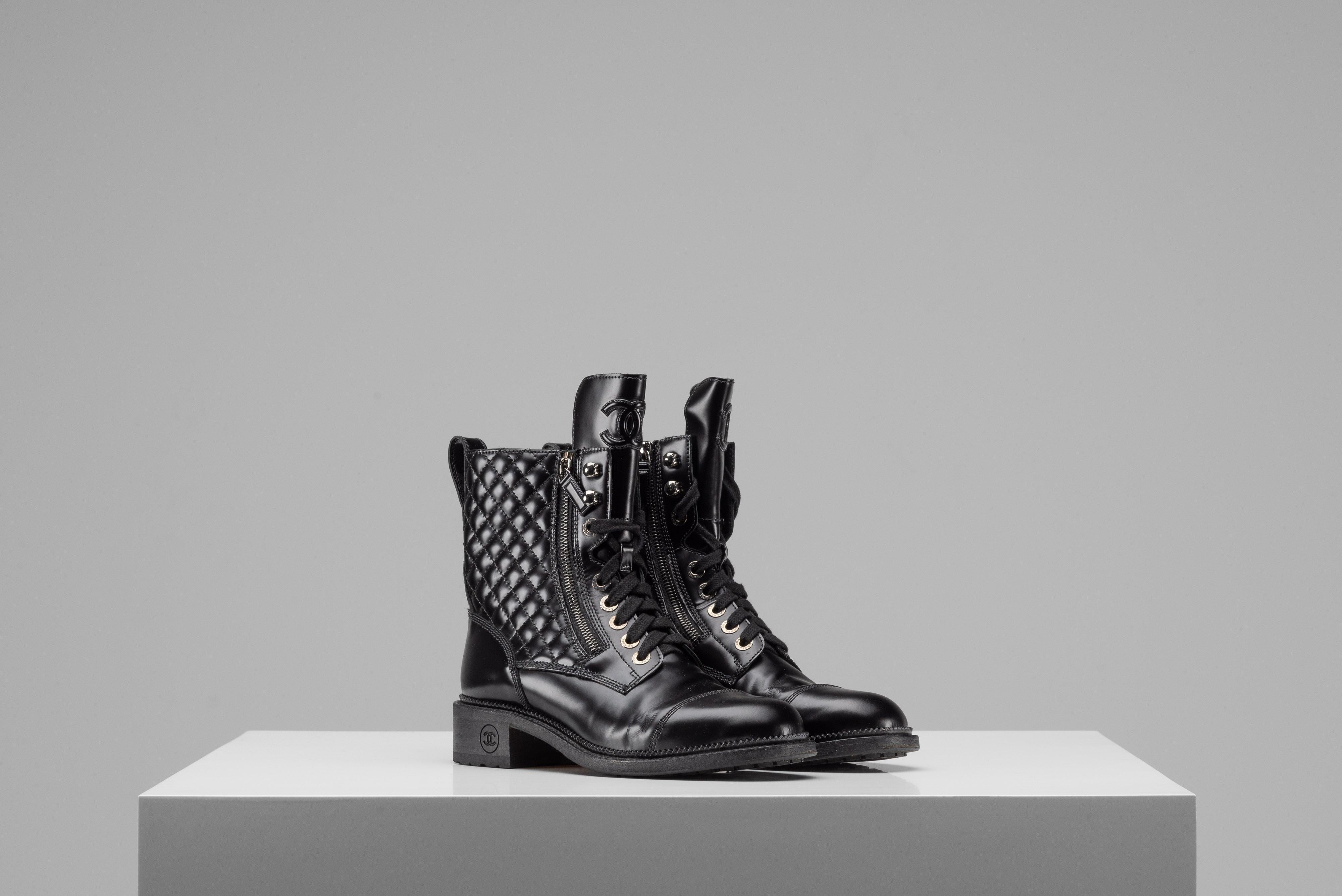 From the collection of SAVINETI we offer these Chanel Black Combat Boots:
-    Brand: Chanel
-    Model: Combat Boots
-    Condition: Good Condition 
-    Color: Black
-    Extras: Chanel dustbag & box

Authenticity is our core value at SAVINETI and