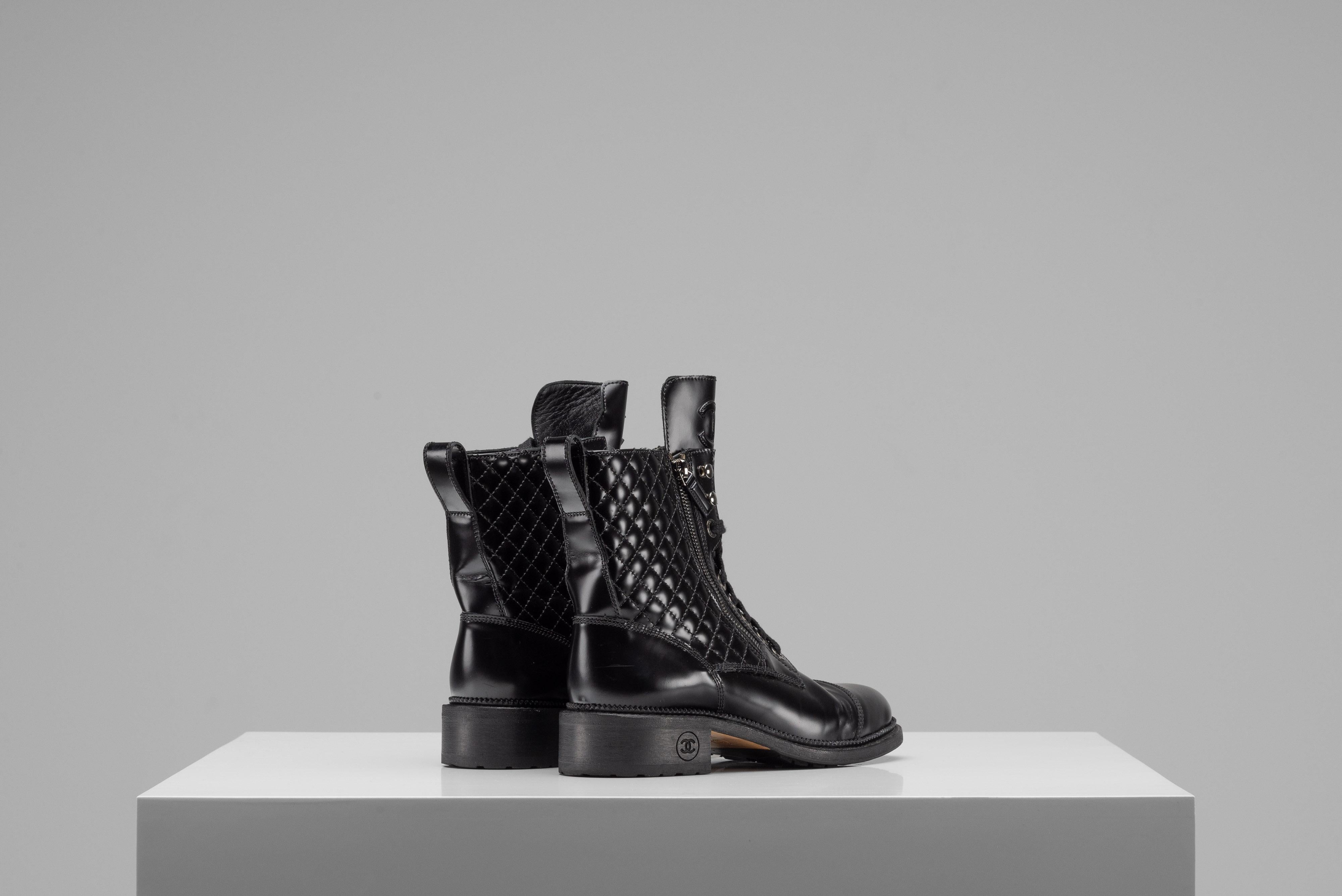 Chanel CC Schwarze Combat Stiefel aus Leder Größe 40 im Zustand „Gut“ im Angebot in Roosendaal, NL