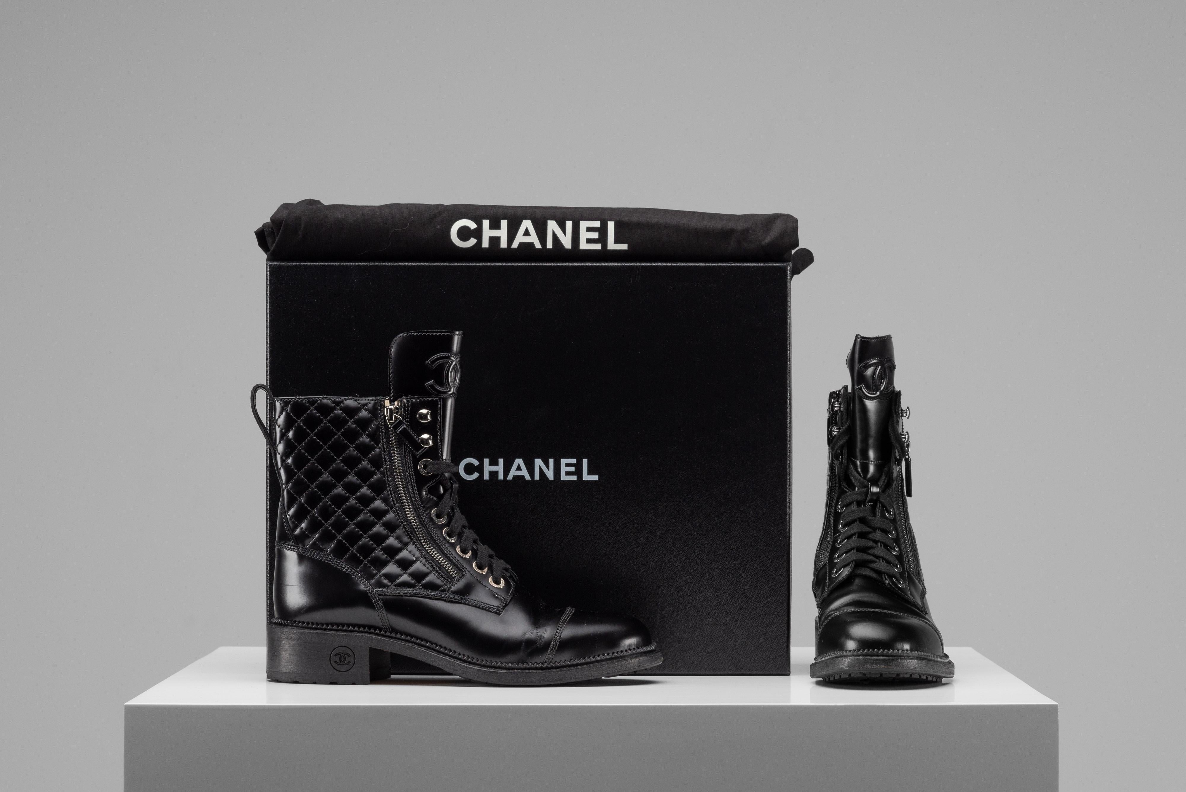 Chanel CC Schwarze Combat Stiefel aus Leder Größe 40 im Angebot 4