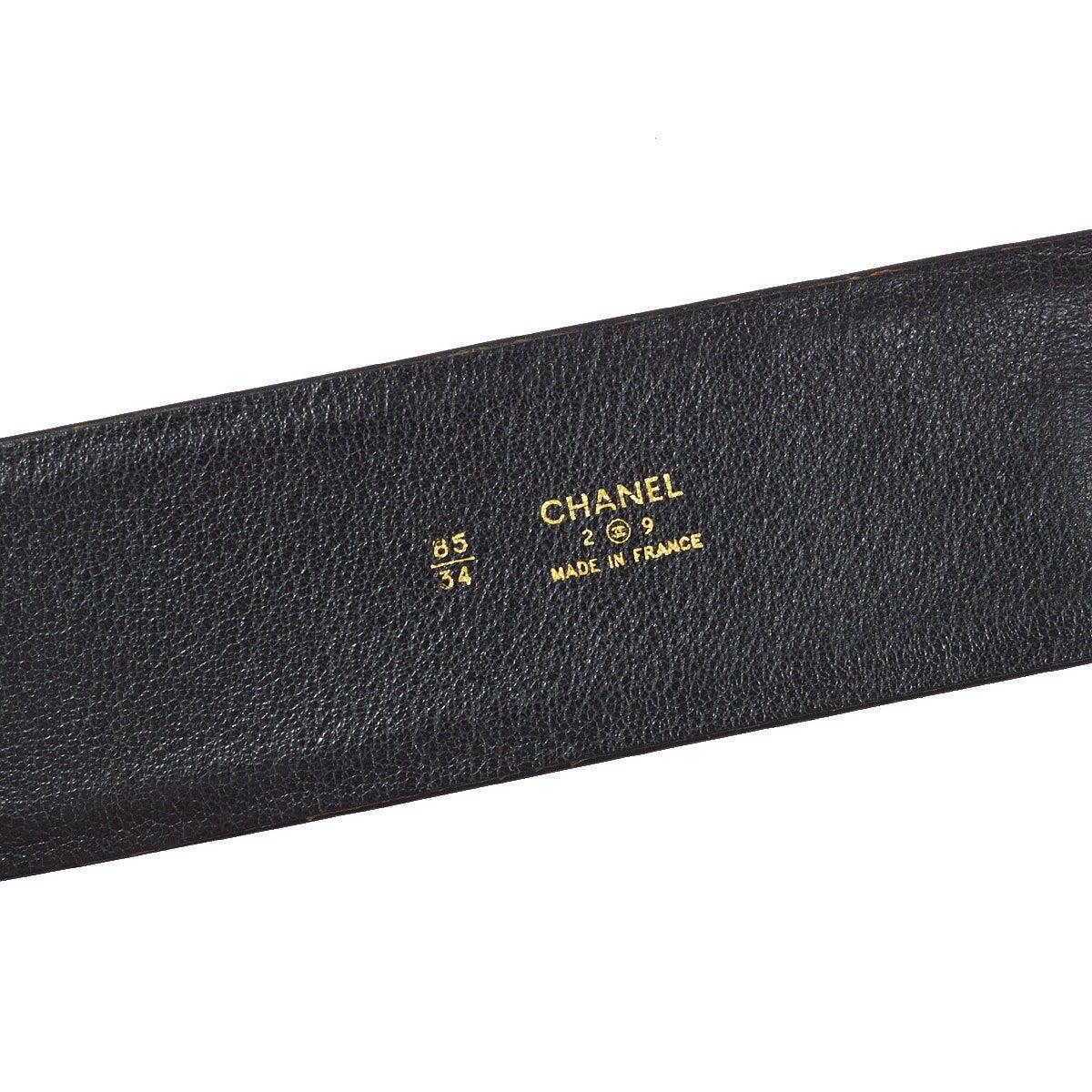 Cintura a vita CHANEL CC in pelle nera con charm in metallo dorato in vendita 1