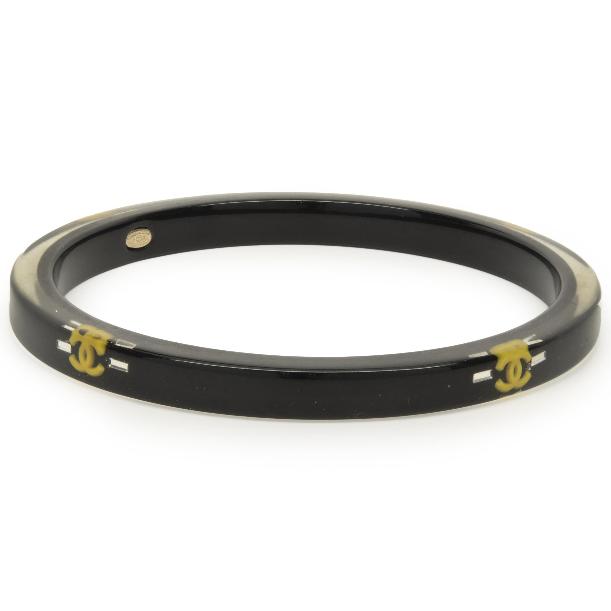 Designer: Chanel
Material: Schwarzes Harz 
Gewicht: 10,08 Gramm
Abmessungen: Das Armband ist 6,90 mm breit und passt an ein Handgelenk von bis zu 8 Zoll
