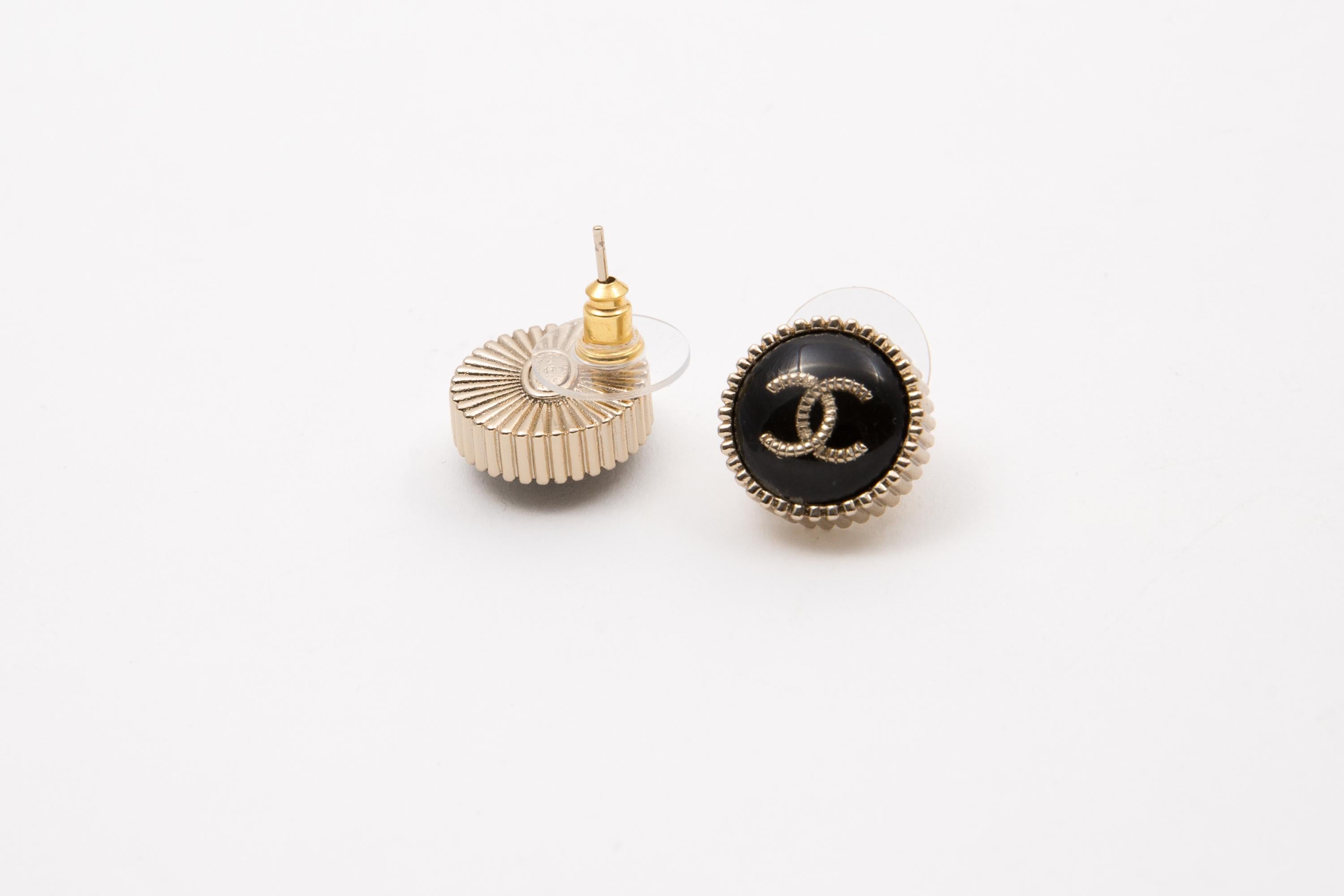 Orecchini tondi neri Chanel CC In condizioni ottime in vendita a Paris, FR