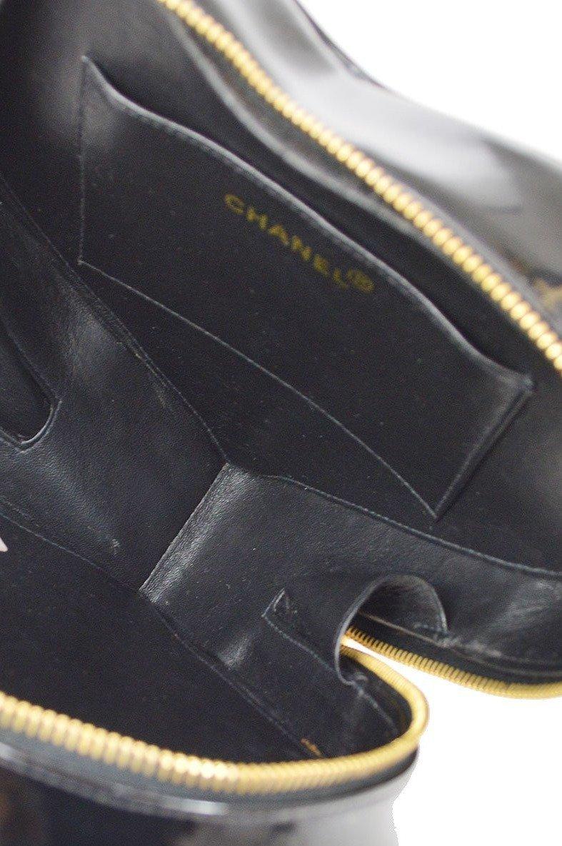 CHANEL CC Black White Patent Leather Heart Vanity Top Handle Satchel Bag In Good Condition For Sale In Chicago, IL