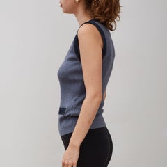 Chanel CC Top blu in denim con bordo a V Canotta 2007 (FR42) Grande)