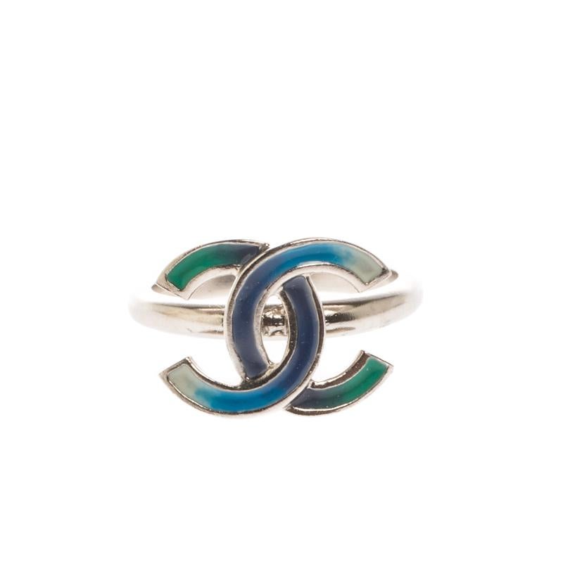 Simplicity is the ultimate sophistication and this Chanel ring embodies just that! It comes crafted from silver-tone metal and features the iconic CC logo detailed with enamel. You can wear it individually or pair it with a charm bracelet to make a