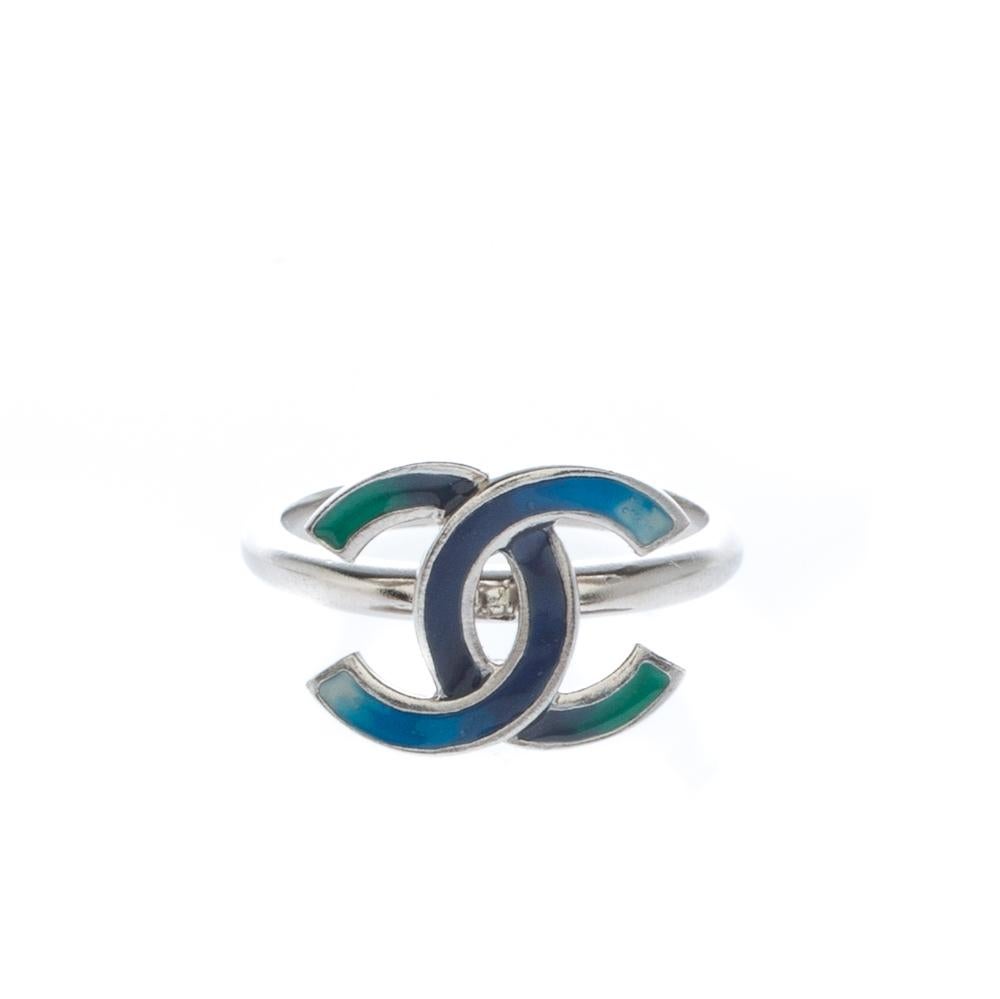 Simplicity is the ultimate sophistication and this Chanel ring embodies just that! It comes crafted from silver-tone metal and features the iconic CC logo, coated with blue enamel, detailed at the top. You can wear it individually or pair it with a