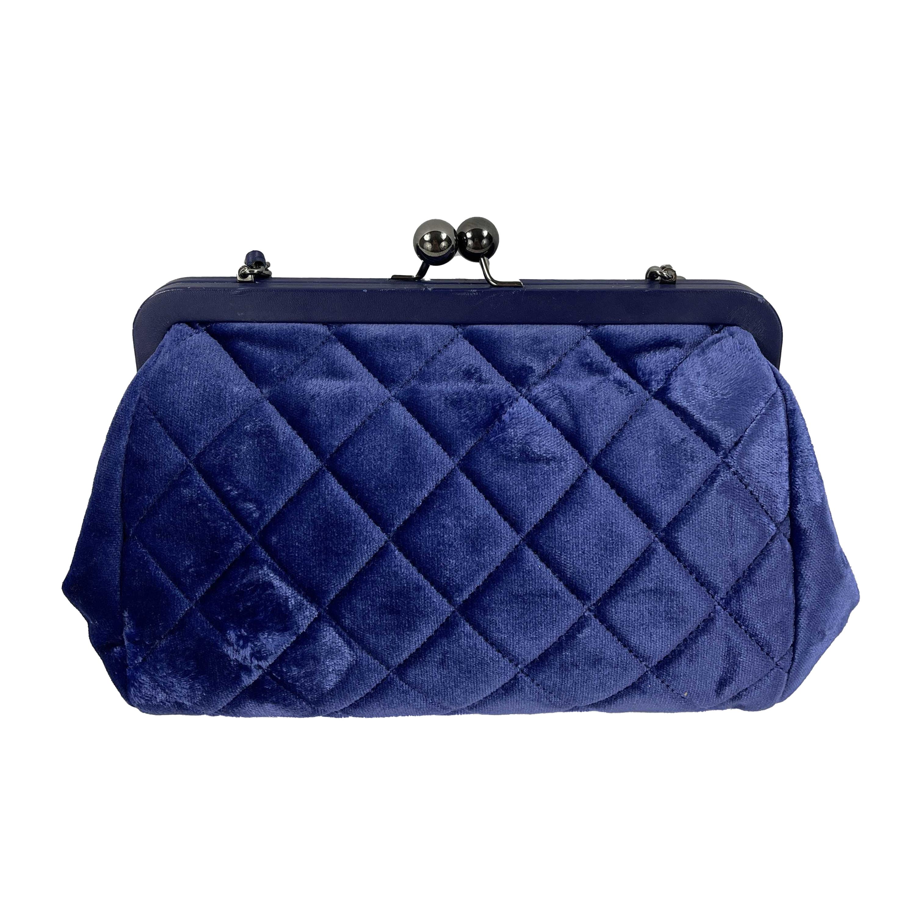 CHANEL - Very Good - CC Kiss-lock Velvet Quilted Stitched Clutch/Crossbody - Blue, Ruthenium Hardware - Handbag

Description

This Chanel handbag is from the 2014-2015 collection.
It is crafted with blue velvet with quilted stitching and ruthenium