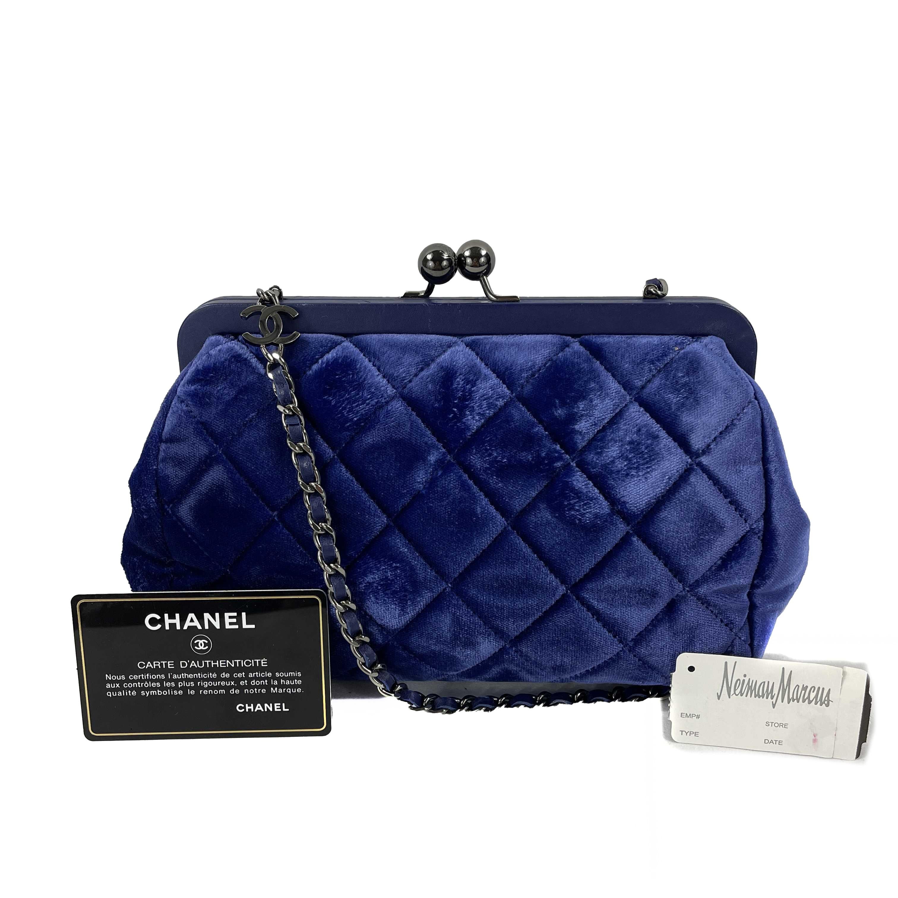 CHANEL- CC Blue Kiss-lock Velvet Quilted Stitched Clutch / Crossbody In Good Condition In Sanford, FL