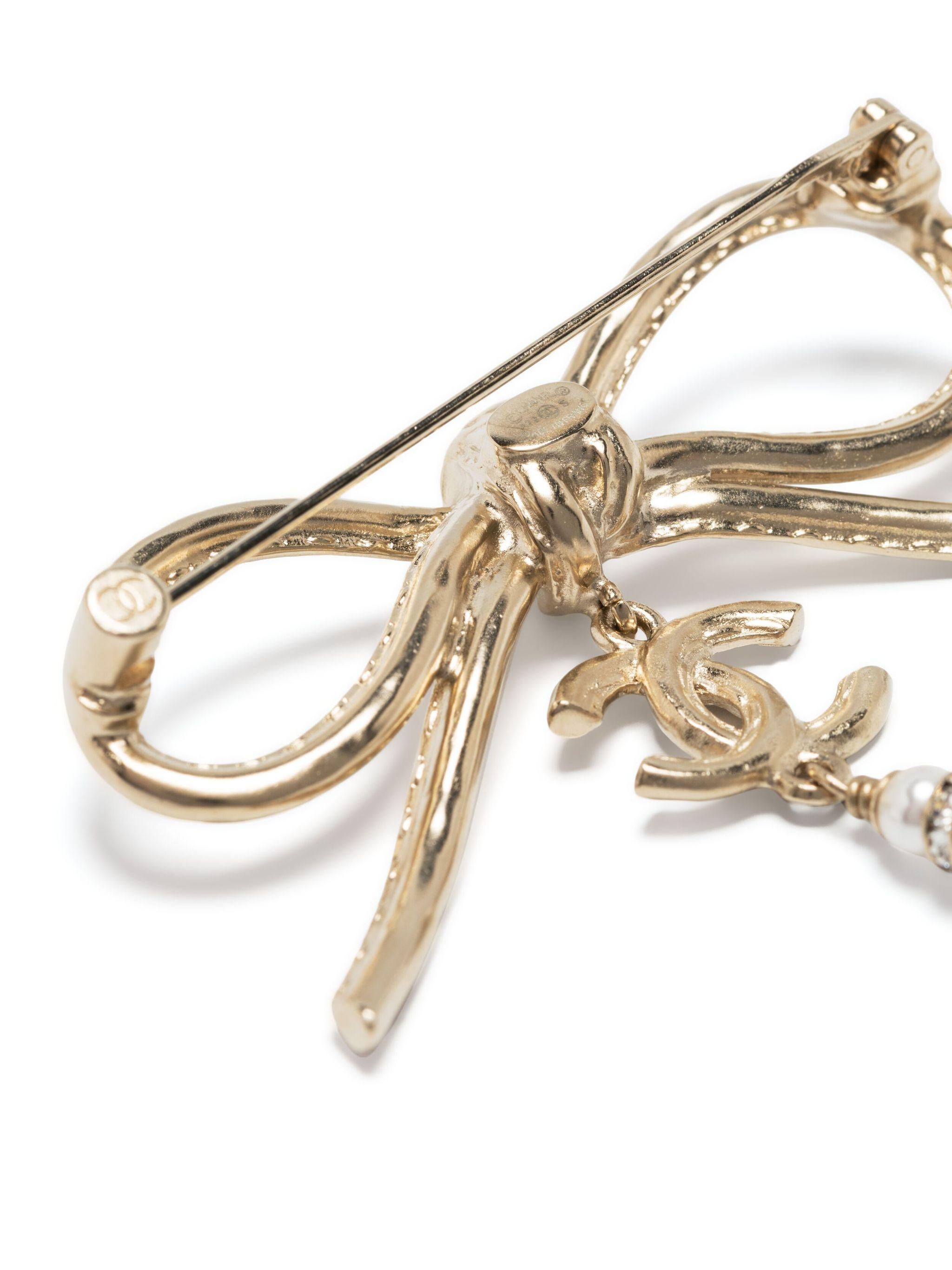 Chanel CC Bow Detailed Brooch im Zustand „Gut“ im Angebot in Paris, FR