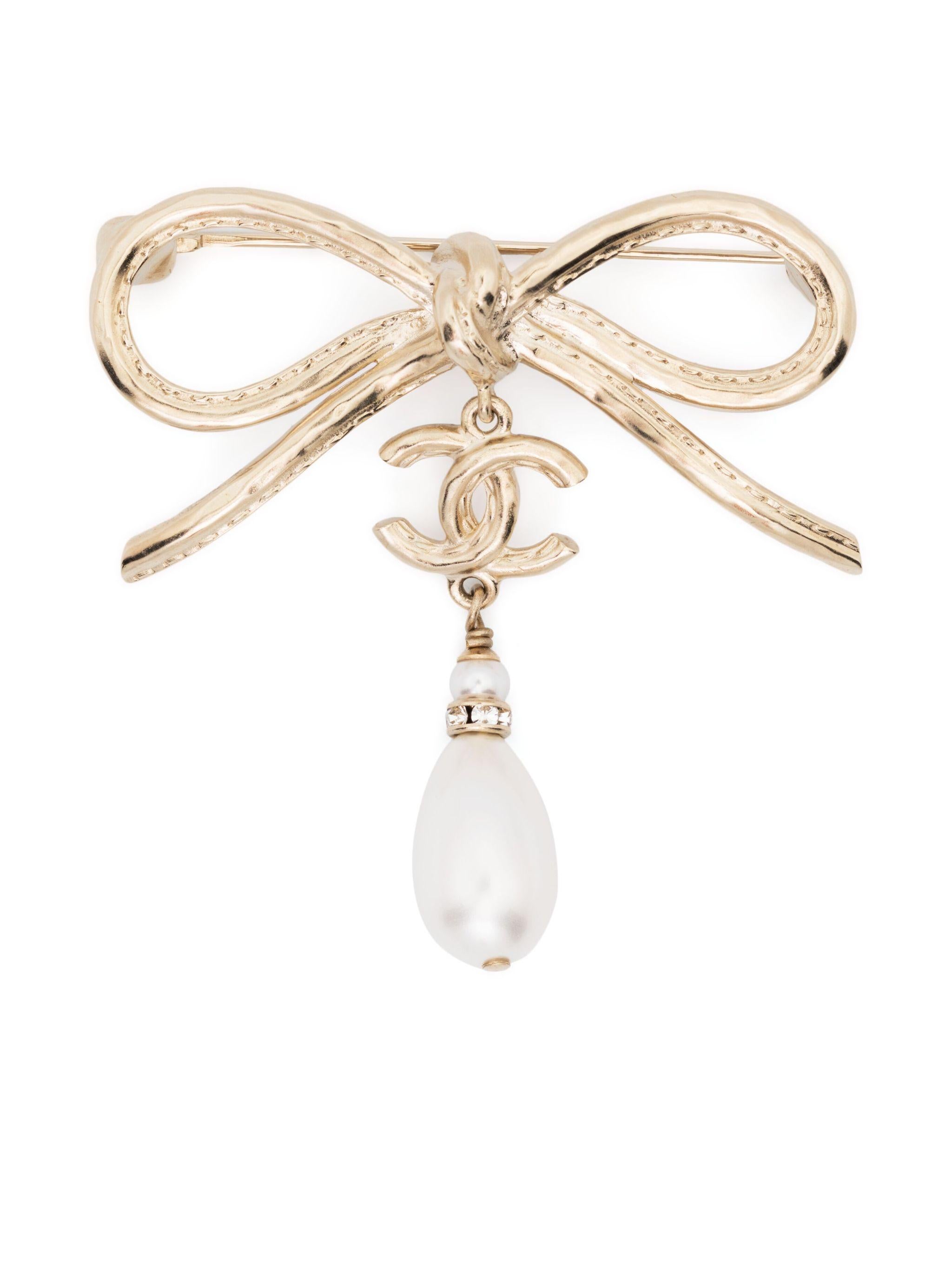 Chanel CC Bow Detailed Brooch Damen im Angebot