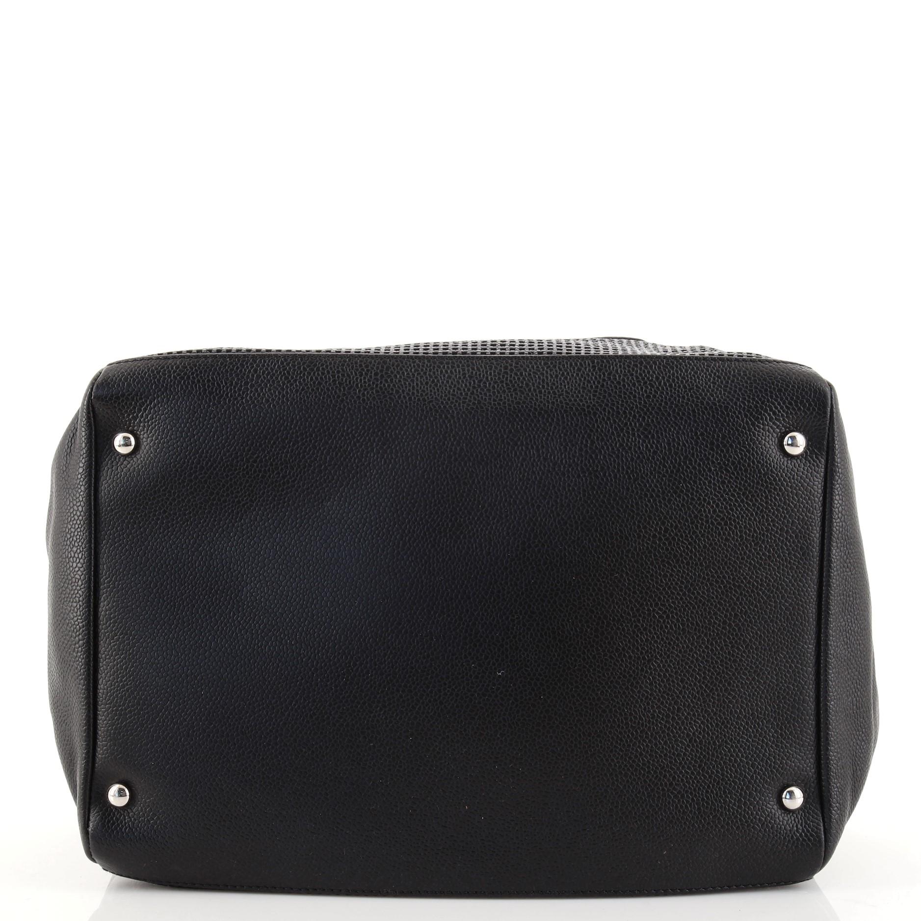 Chanel CC Bowler-Tasche aus perforiertem Leder Medium im Zustand „Gut“ in NY, NY
