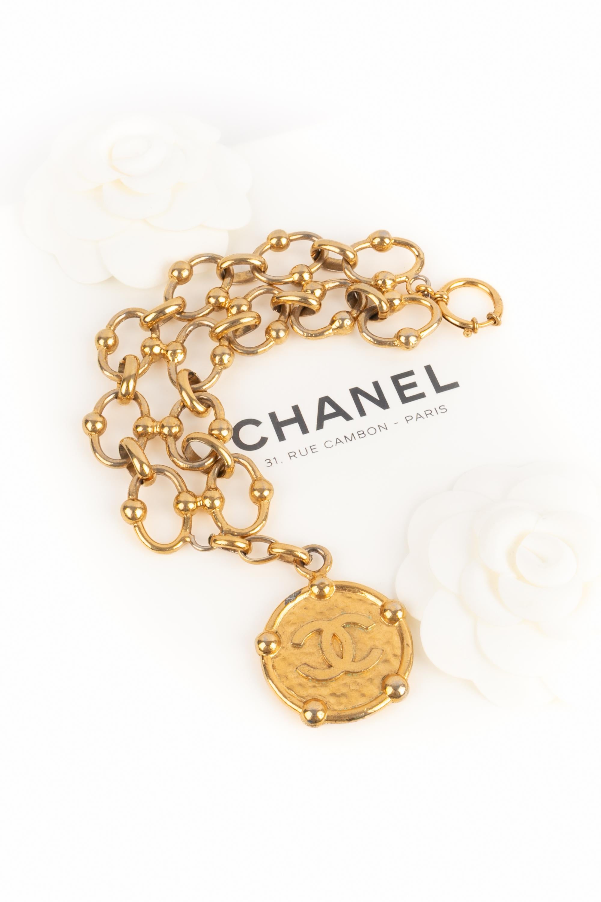 CHANEL - (Fabriqué en France) Bracelet articulé en métal doré avec charms cc. Une Collectional 2cc3 de la fin des années 1980.

Condit :
Très bon état.

Dimensions :
Longueur : de 19 cm à 21 cm

SKU:BRAB9