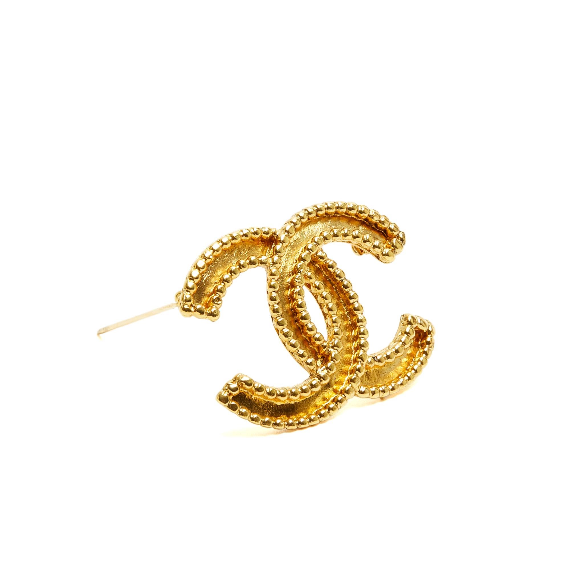 Chanel brooch from the Fall/Winter 1996 collection, featuring a gold-tone metal CC logo with a beaded border, signed. Width 4.2 cm x height 3.05 cm. The brooch is in very good condition and would be perfect as a belt loop, jacket button, lapel