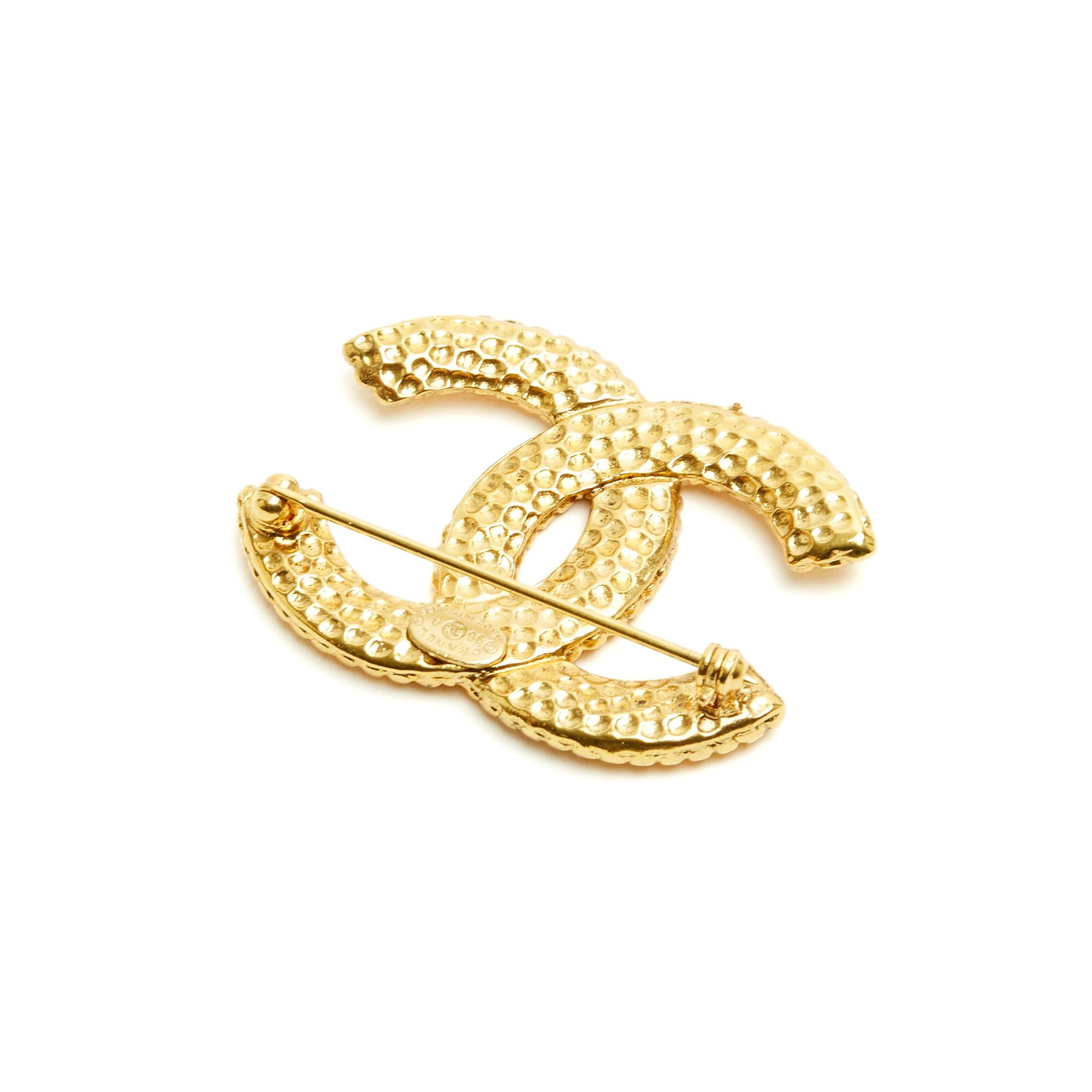 Chanel CC Broche dore motif perles 1996 Golden Pearl Moulding CC Medium Brooch In Excellent Condition For Sale In PARIS, FR