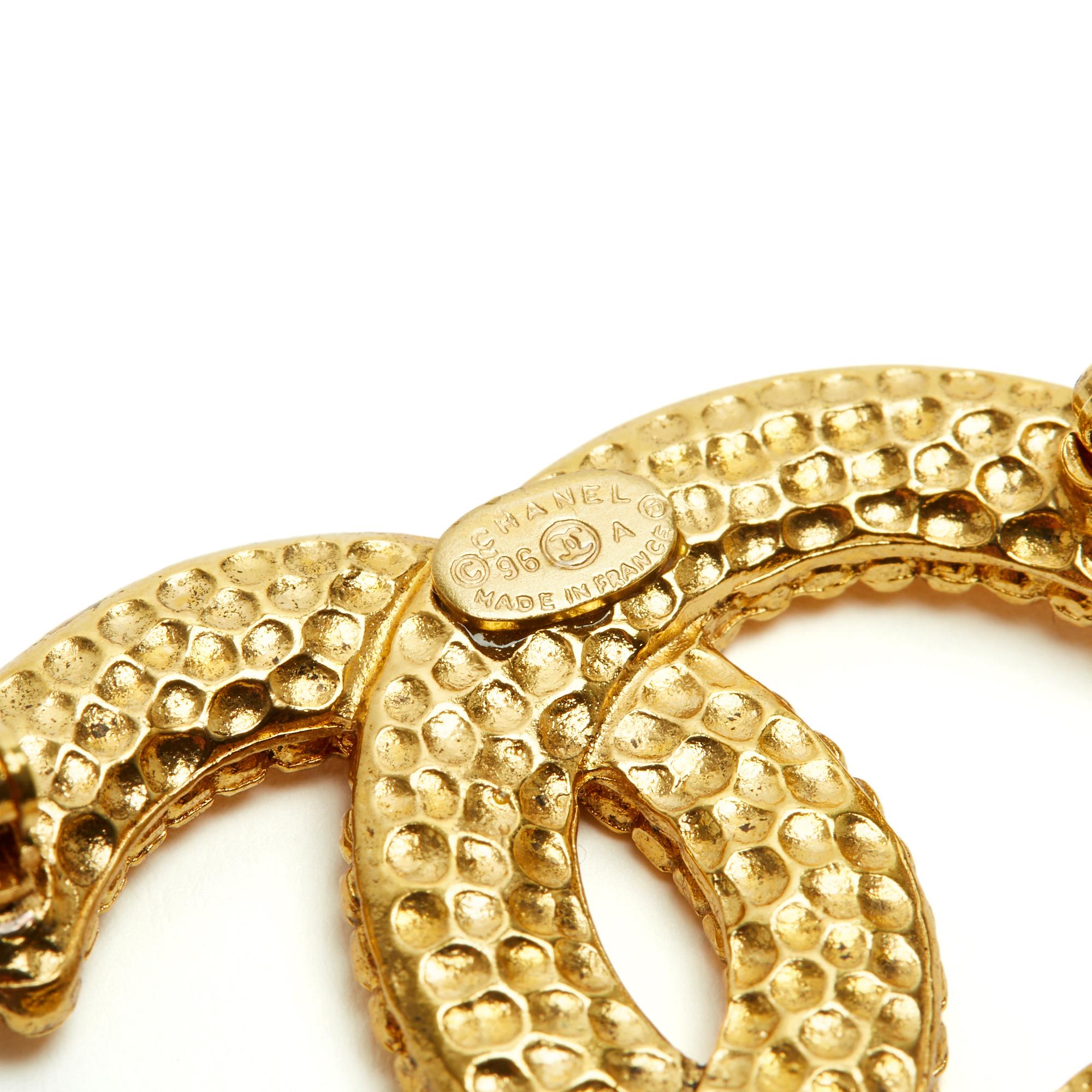 Women's or Men's Chanel CC Broche dore motif perles 1996 Golden Pearl Moulding CC Medium Brooch For Sale