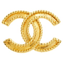 Chanel CC Broche dore motif perles 1996 Golden Pearl Moulding CC Medium Brosche