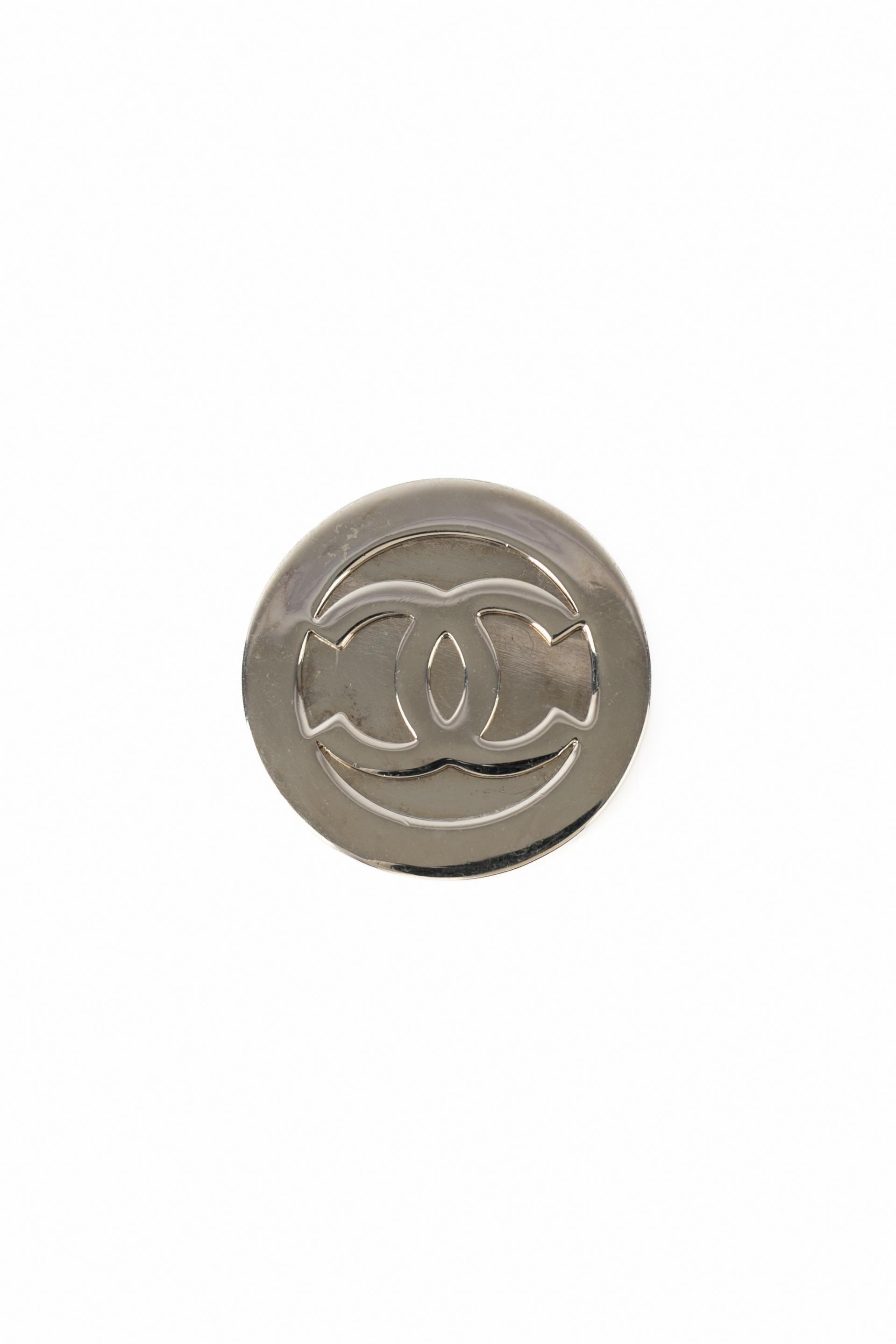 CHANEL - (Fabriqué en France) Broche circulaire en métal argenté centrée d'un logo cc. Une Collection S sous la direction artistique de Karl Lagerfeld.

Condit :
Très bon état.

Dimensions :
Diamètre : 6 cm

SKU:BRB113