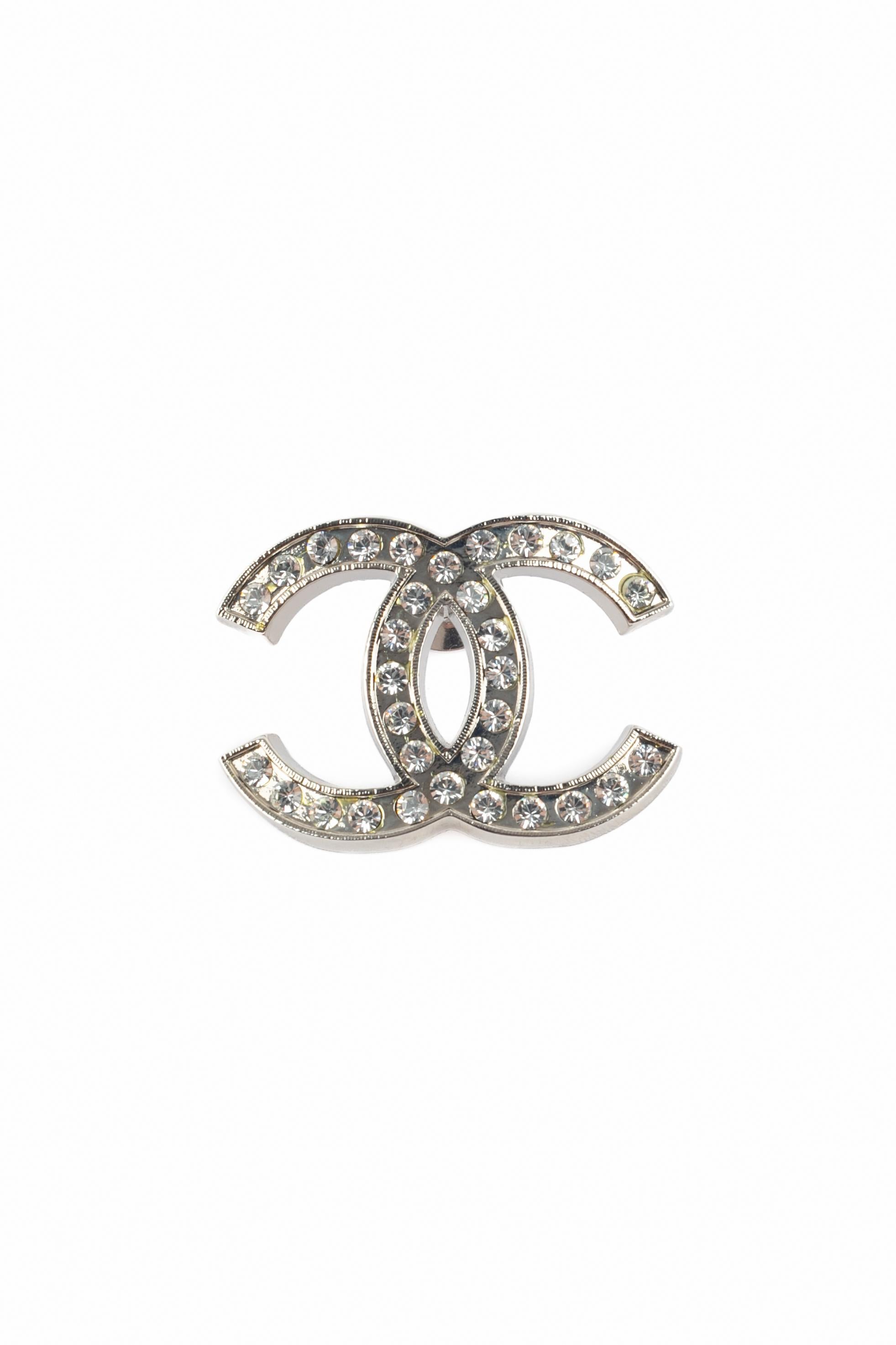 Chanel - (Made in France) Spilla in metallo argentato con borchie e strass. Collezione Cruise 2003 sotto la direzione artistica di Karl Lagerfeld.

Condizioni:
Ottime condizioni

Dimensioni:
4 cm x 3 cm

SKU:BRB18