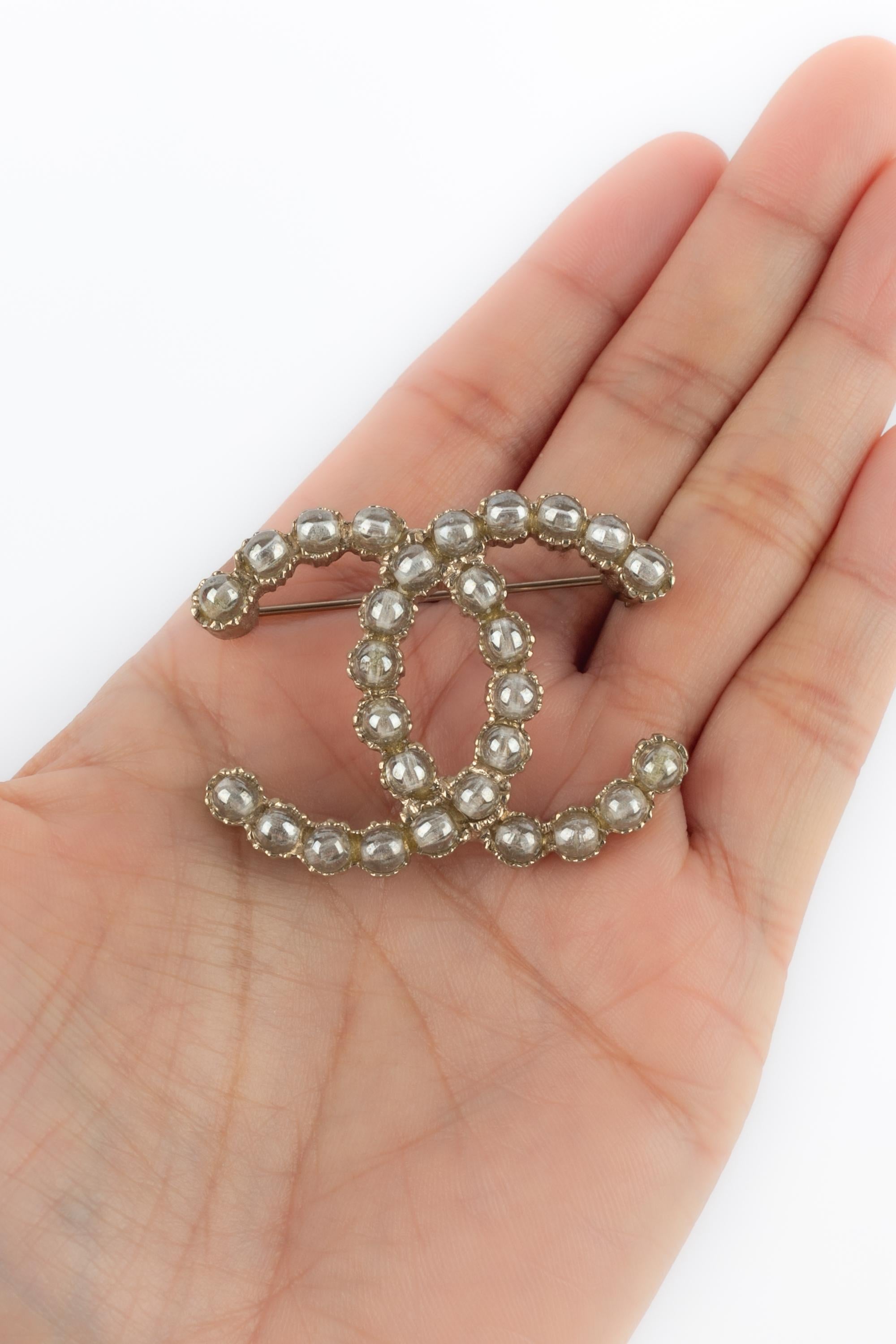 CHANEL - (Fabriqué en France) Broche cc en métal doré ornée de perles de verre transparentes. Collectional 2019.

Condit :
Très bon état.

Dimensions :
3.5 cm x 4 cm

SKU:BRB54
