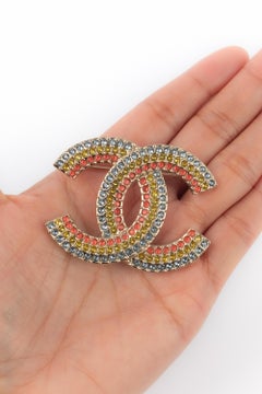 Chanel cc brooch 2023