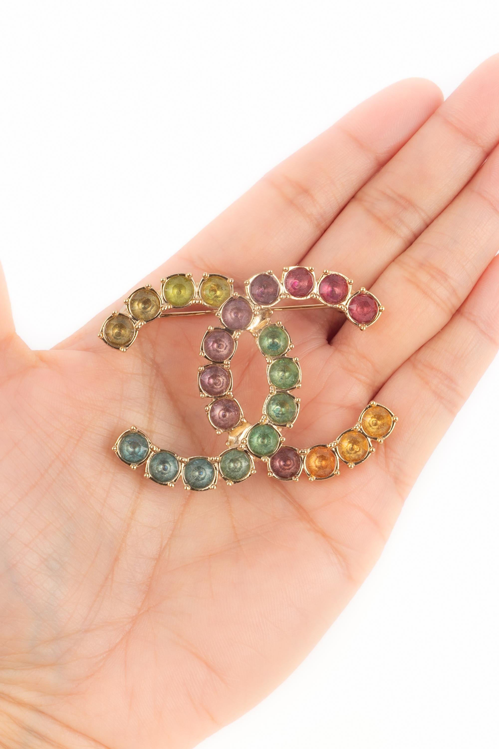 CHANEL - (Made in France) Golden metal cc brooch ornamented with multicolored rhinestones. A 2024 Collection.

Condition:
Very good condition

Dimensions:
Height: 4 cm

SKU:BR99