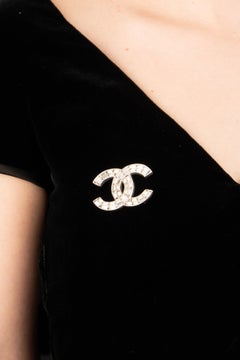 Broche Chanel cc par Karl Lagerfeld pour le printemps-été 2004