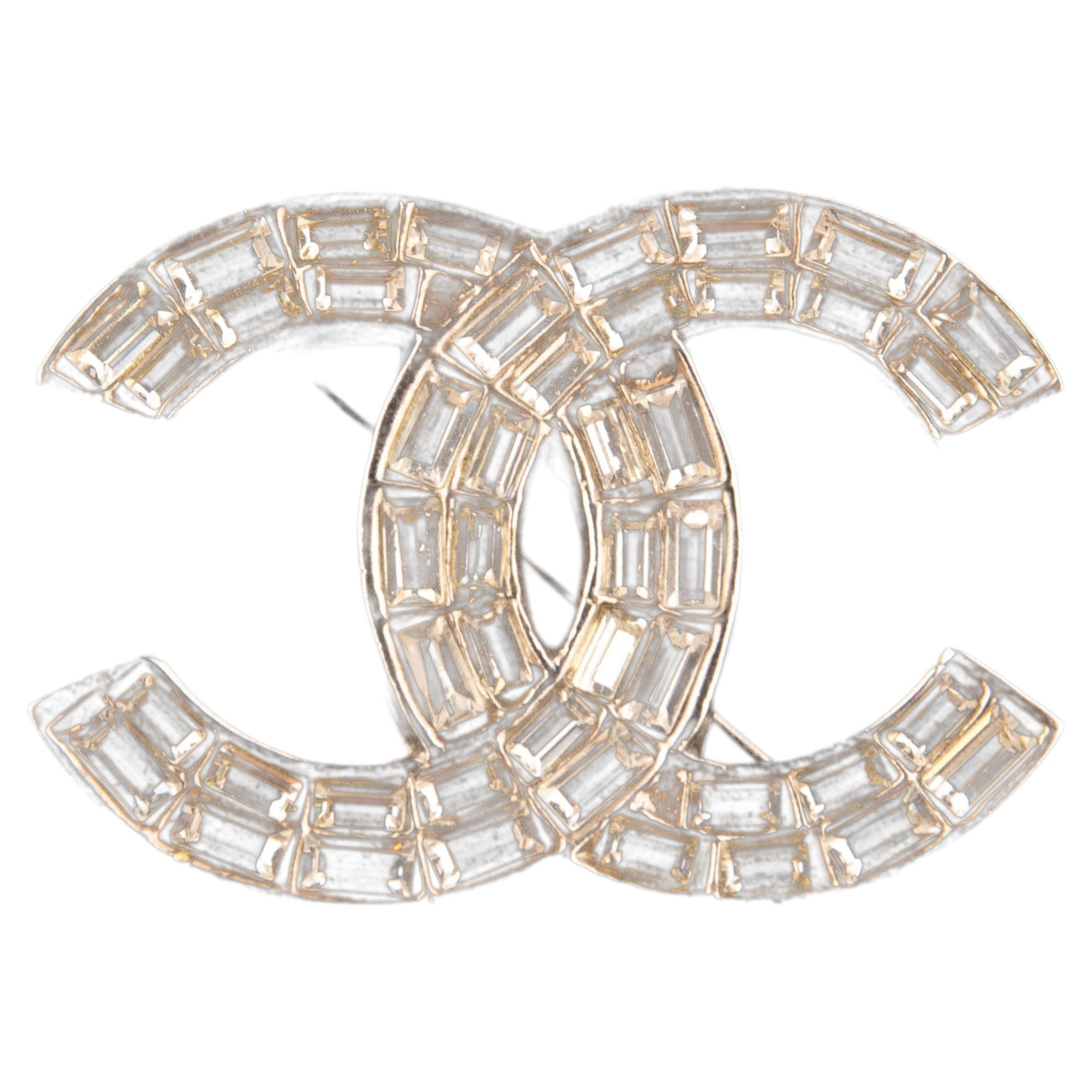 Chanel cc-Brosche von Karl Lagerfeld Frühjahr-Sommer 2004