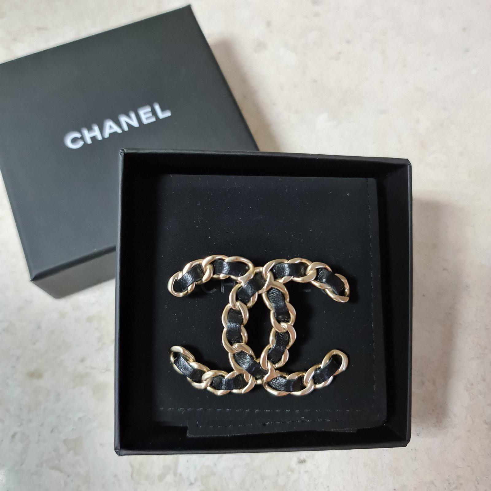 Beautiful Chanel CC brooch, all-metal chain in gold color, interlaced with black leather.

Collection 2020


Dimensions: 5x4 cm

Come with box. 