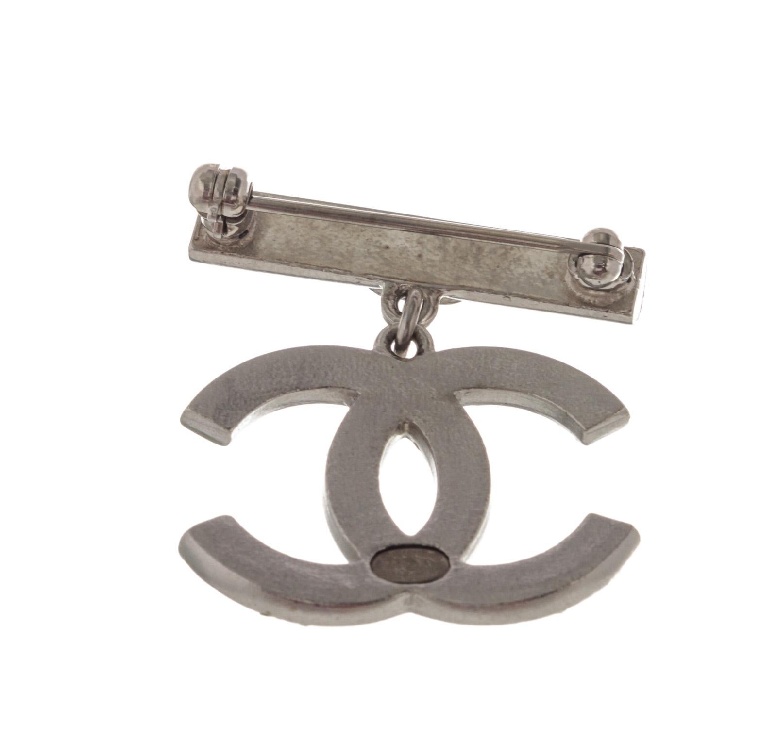 Silver-tone Chanel CC brooch features rhinestones on CC logo and silver-tone hardware.

 

54132MSC