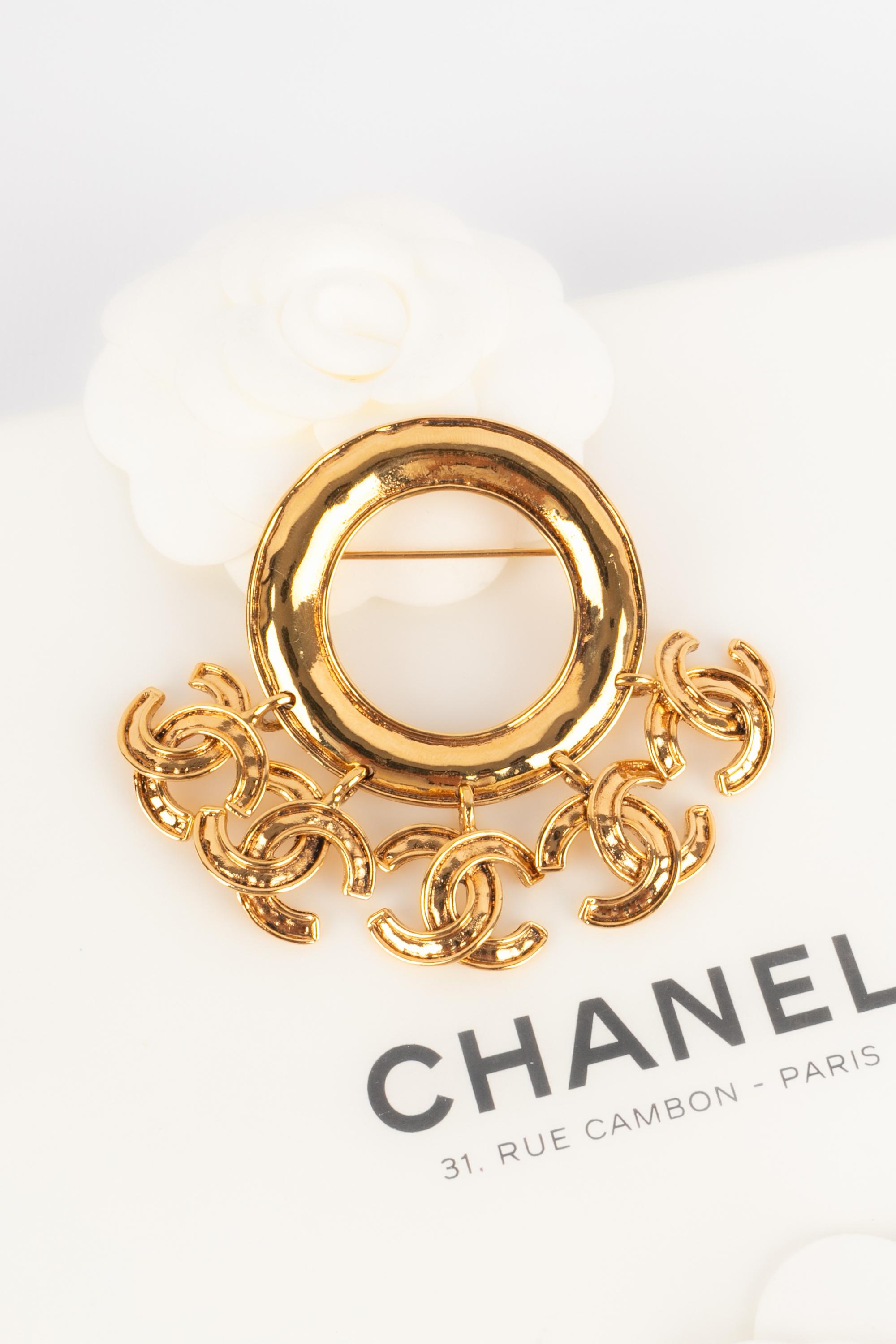 CHANEL - (Made in France) Goldene Metallbrosche mit cc-Anhängern verziert.

Bedingung:
Sehr guter Zustand

Abmessungen:
7 cm x 5 cm

SKU:BRB182