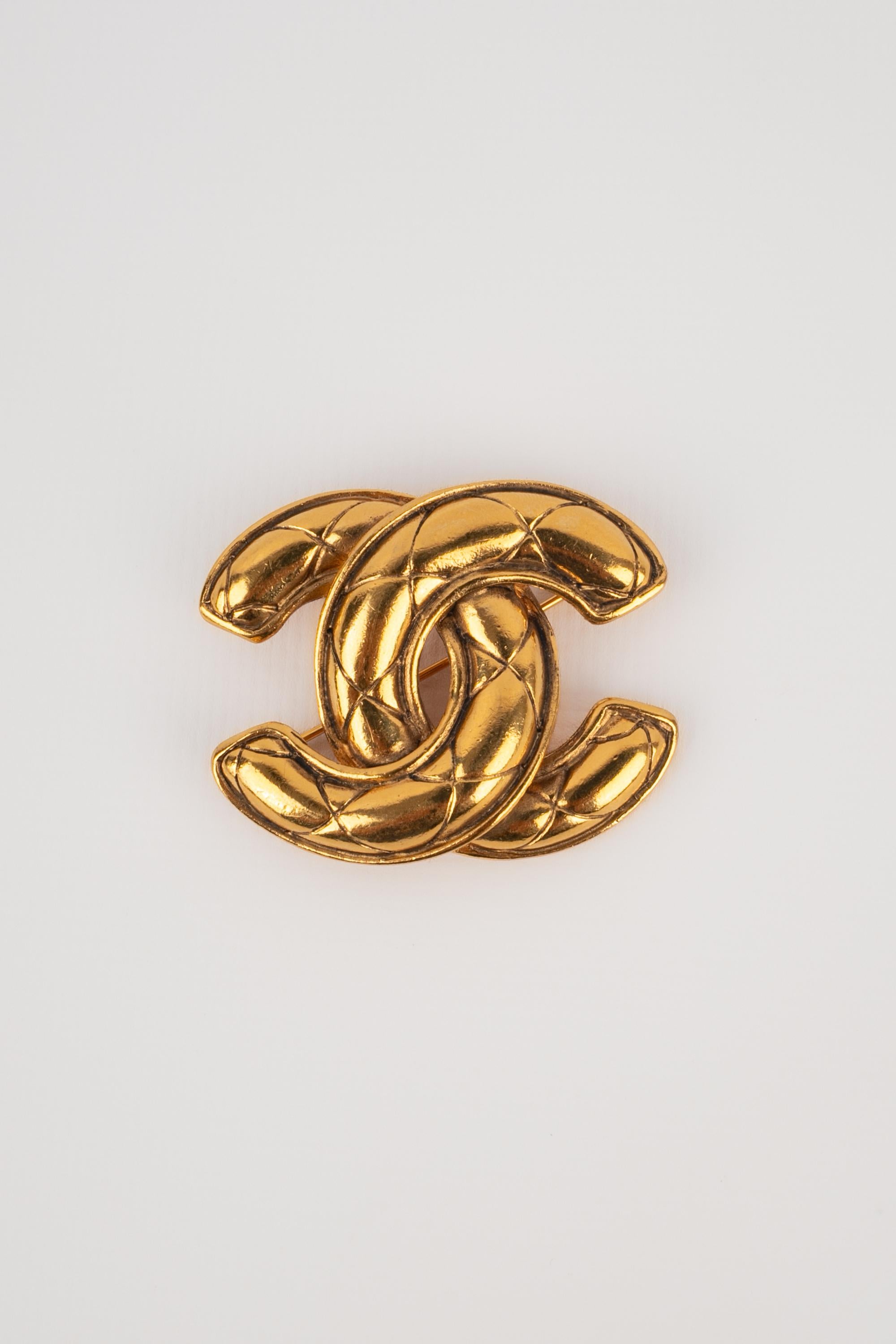 CHANEL - (Made in France) Quilted golden metal cc brooch.

Condition:
Very good condition

Dimensions:
Height: 4 cm

SKU:BRB155
