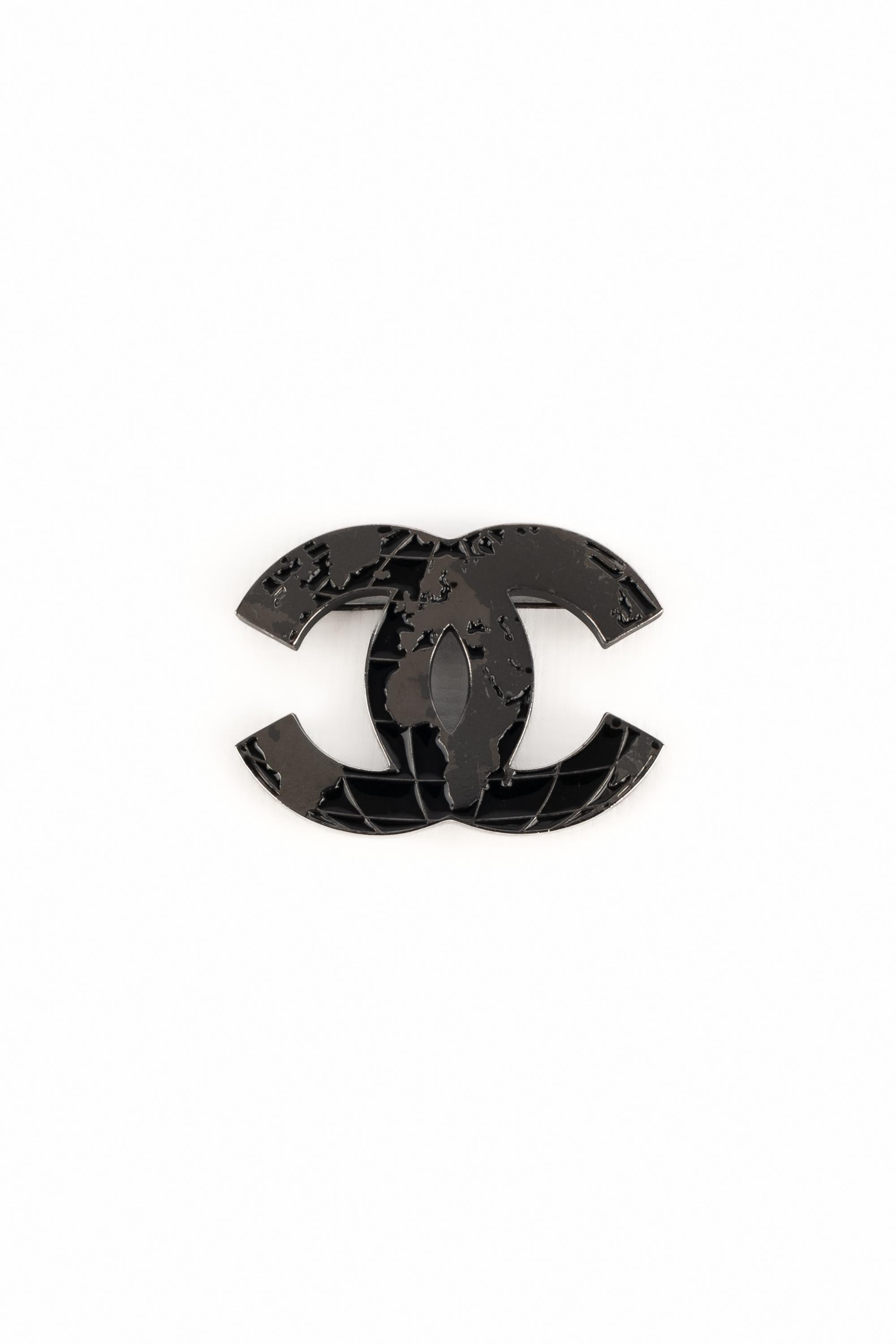 CHANEL - (Made in France) Enameled silvery metal cc brooch representing a planet. A 2013 Collection.

Condition:
Very good condition

Dimensions:
5 cm x 4 cm

SKU:BRB152