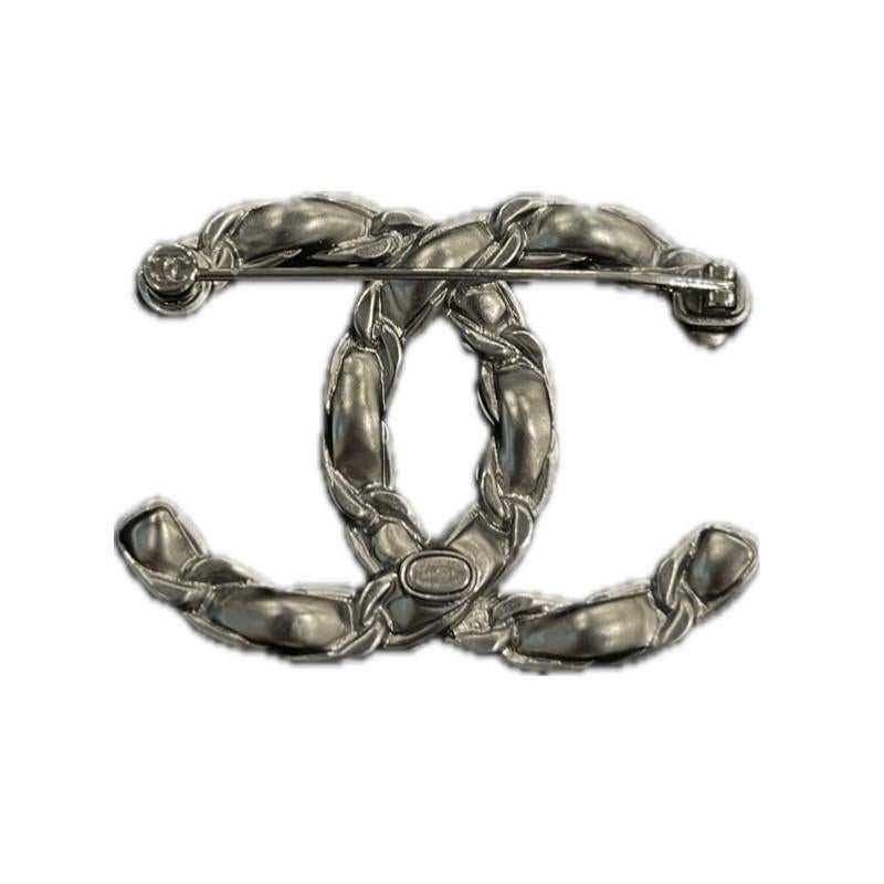 Amazing Chanel CC brooch in silver and white
Condition : excellent
Made in France
Material : silver metal and resin
Color : mat silver, white
Dimensions : 5 x 4 cm
Hardware : ruthenium silver metal
Stamp : yes
Year : 2022
Details : white resin