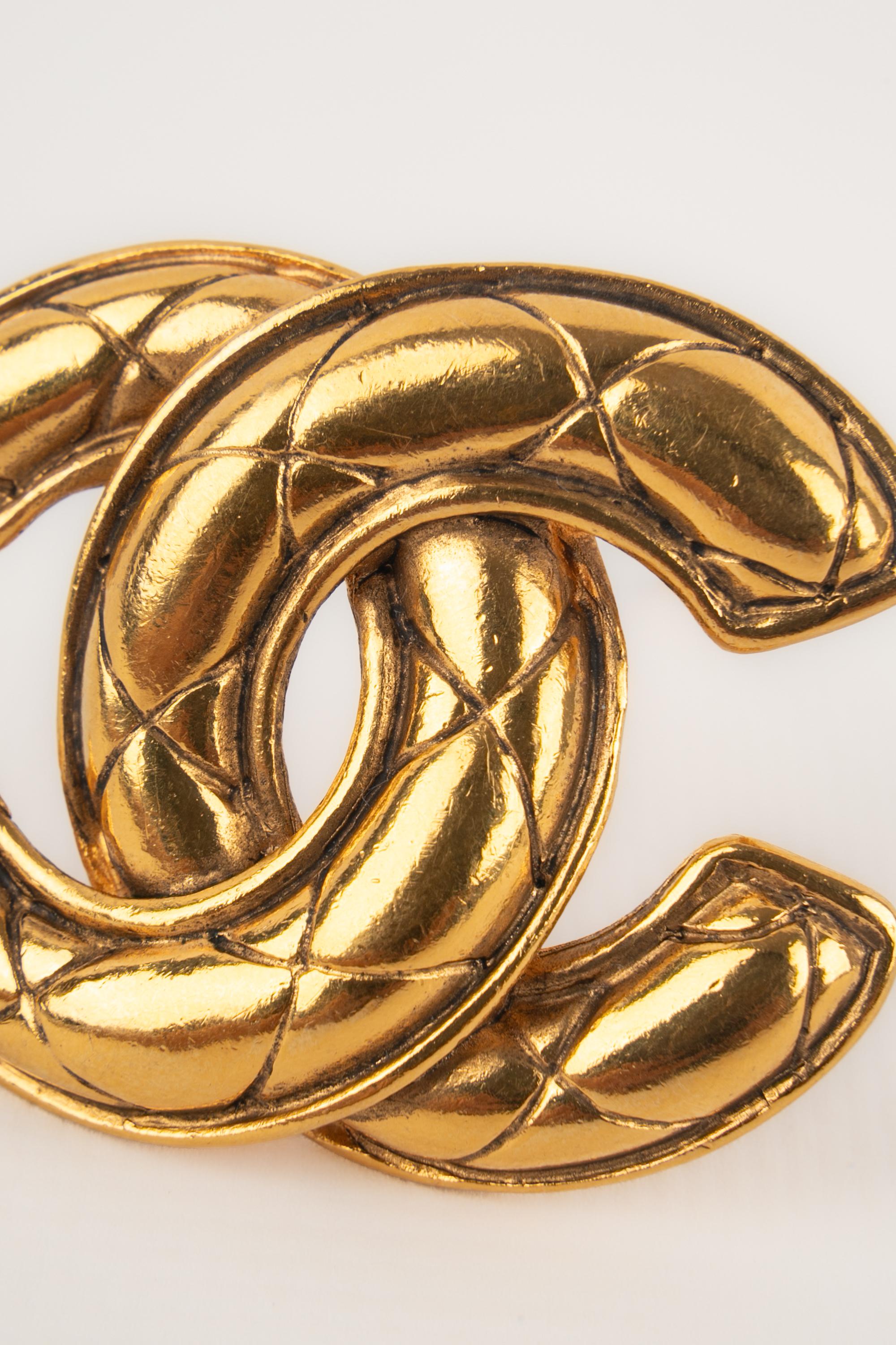 Women's Chanel cc brooch