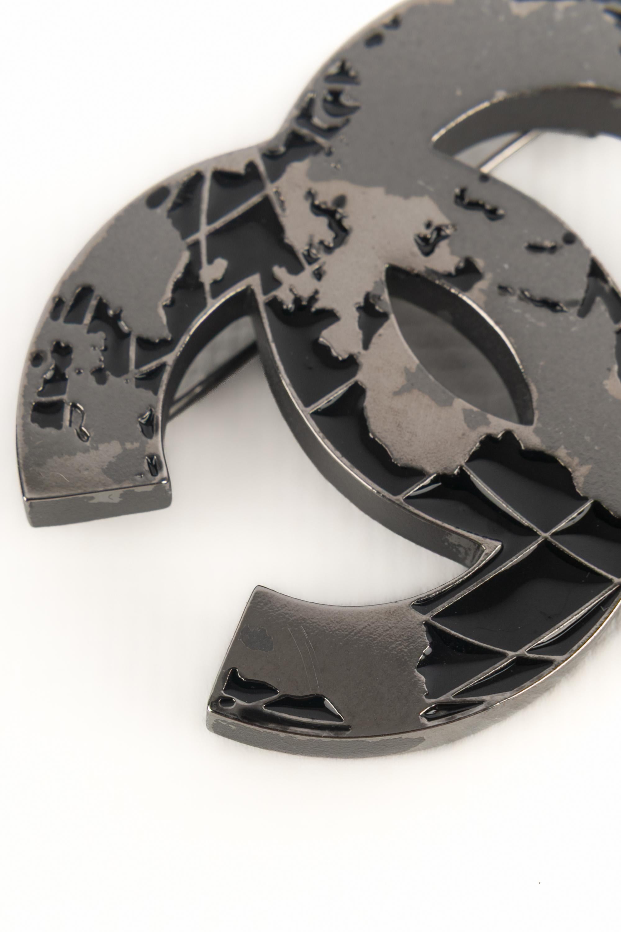 Women's or Men's Chanel cc brooch For Sale