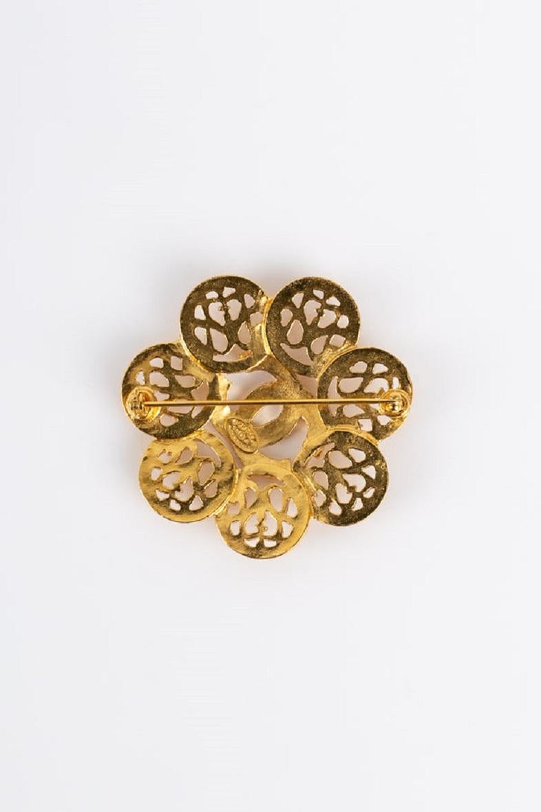 Chanel CC Brooch in Gilded Metal, Fall 1995 In Excellent Condition For Sale In SAINT-OUEN-SUR-SEINE, FR
