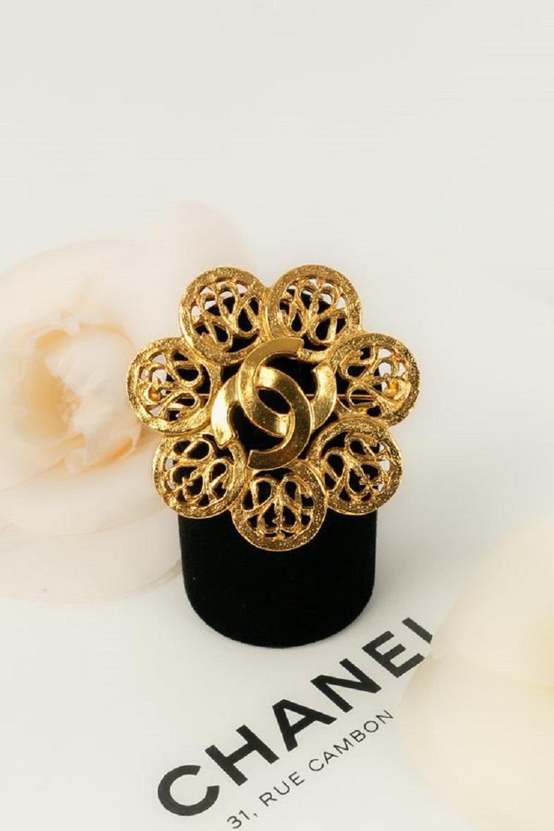 Chanel CC Brooch in Gilded Metal, Fall 1995 For Sale 2
