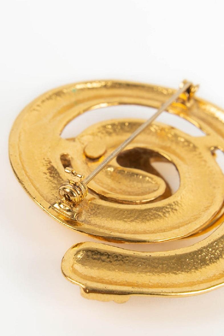 Chanel CC Brooch in Gilded Metal In Good Condition For Sale In SAINT-OUEN-SUR-SEINE, FR