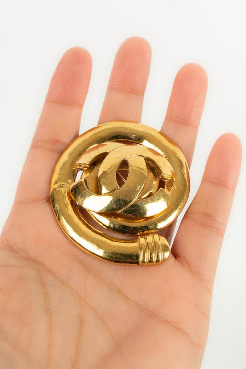 Chanel CC Brooch in Gilded Metal For Sale 2
