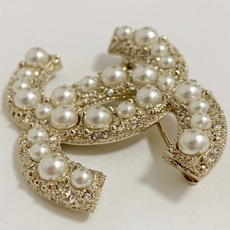 Superb brooch Chanel, couture. A CC in gold metal set with rhinestones and pearls of various sizes. A splendor worn on a jacket or a t-shirt.
It comes from the 2017 collection and is made in France.
This CC Chanel brooch is like new.
The pellet is