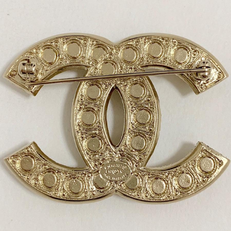 CHANEL CC Brooch in Gilt Metal set with Pearls and Rhinestones In Excellent Condition In Paris, FR