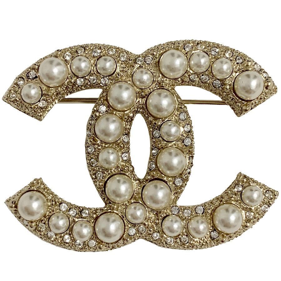 CHANEL CC Brooch in Gilt Metal set with Pearls and Rhinestones