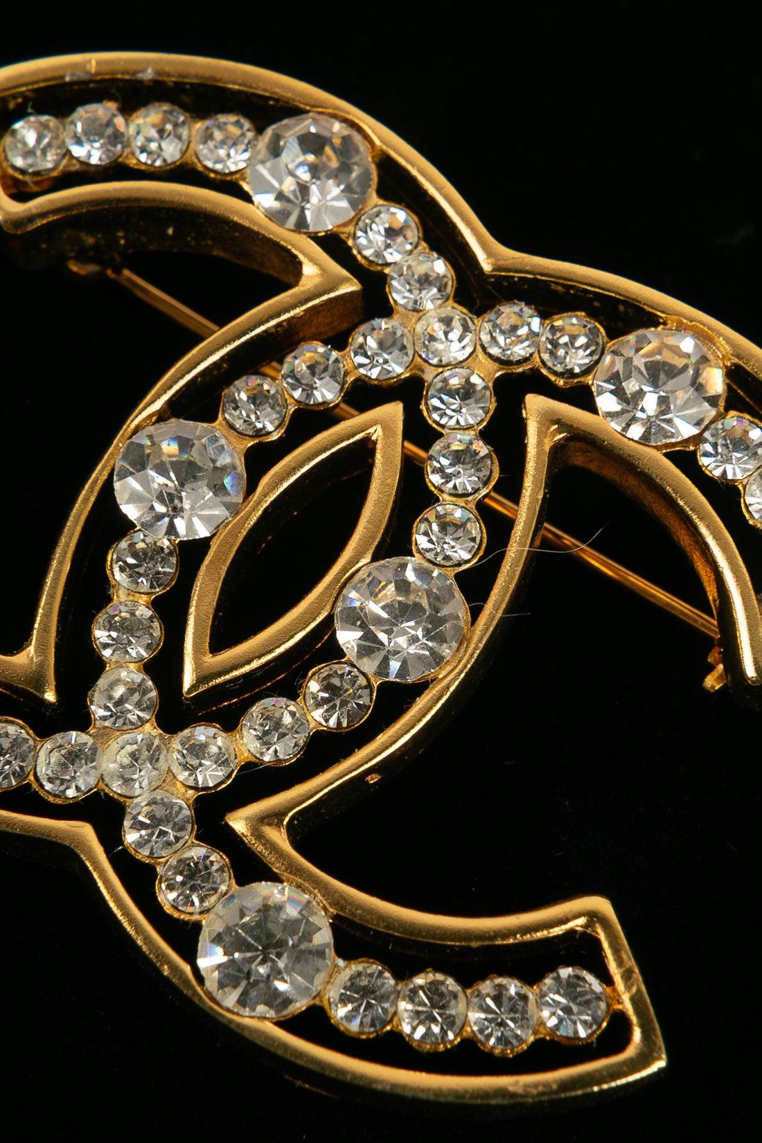 Chanel -  (Made in France) CC brooch in gold-plated metal paved with Swarovski rhinestones. Fall-Winter 2002 Collection.

Additional information:
Condition: Very good condition
Dimensions: 3.8 cm x 5 cm
Period: 21st Century

Seller Reference: BRB58