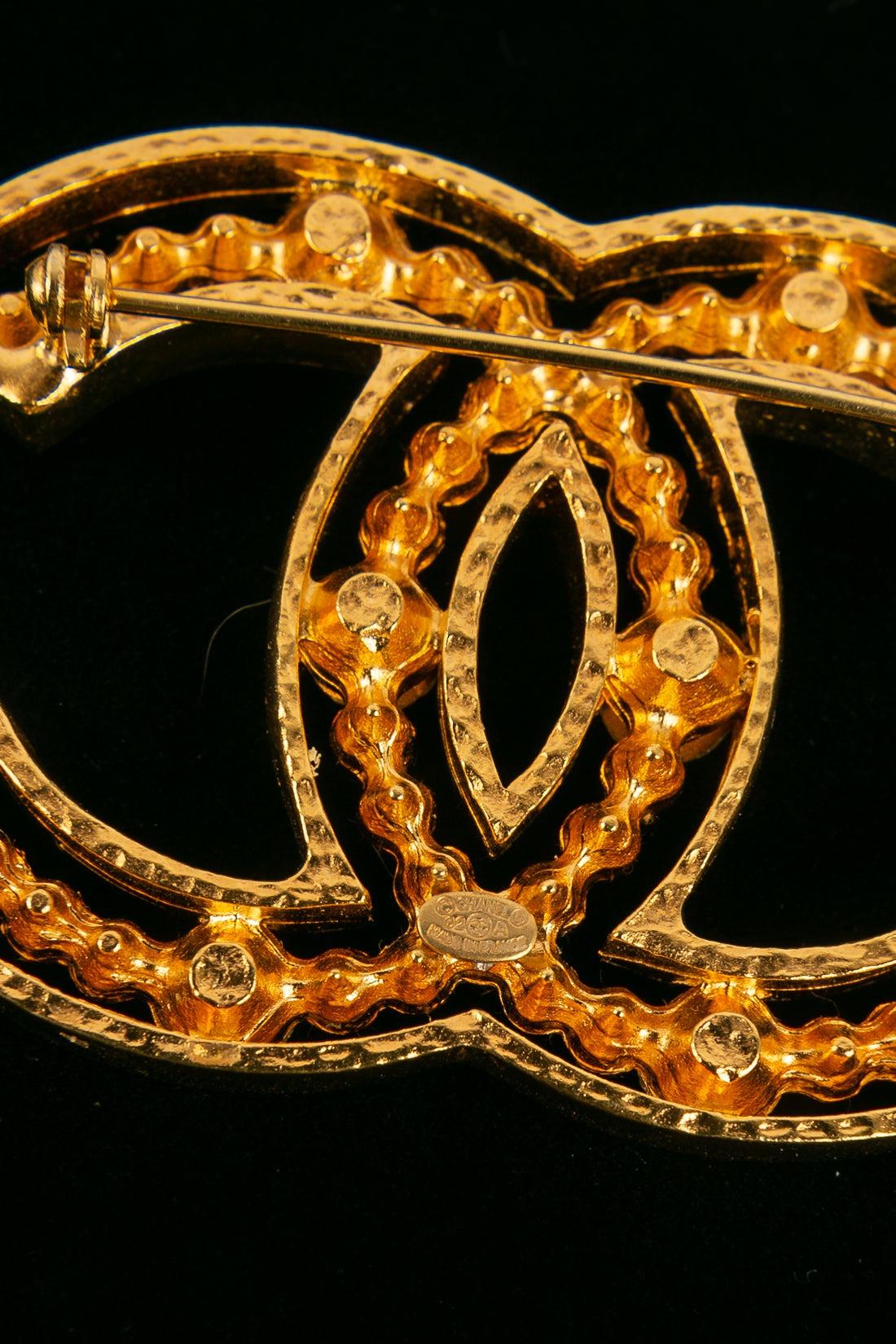 Chanel CC Brooch in Gold-Plated Metal, 2002 In Excellent Condition In SAINT-OUEN-SUR-SEINE, FR