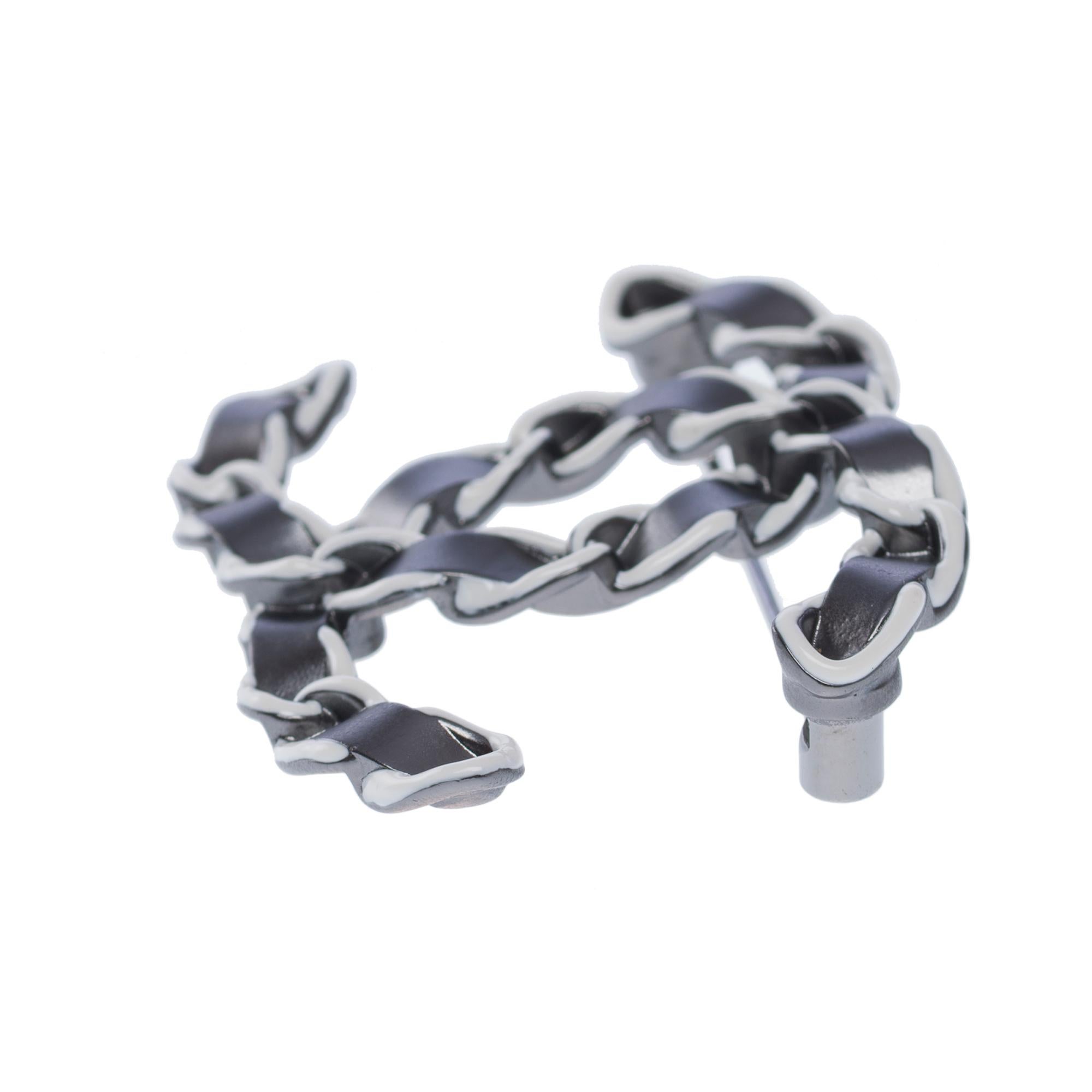Chanel CC brooch in silver metal and interwoven leather effect In New Condition For Sale In Paris, IDF